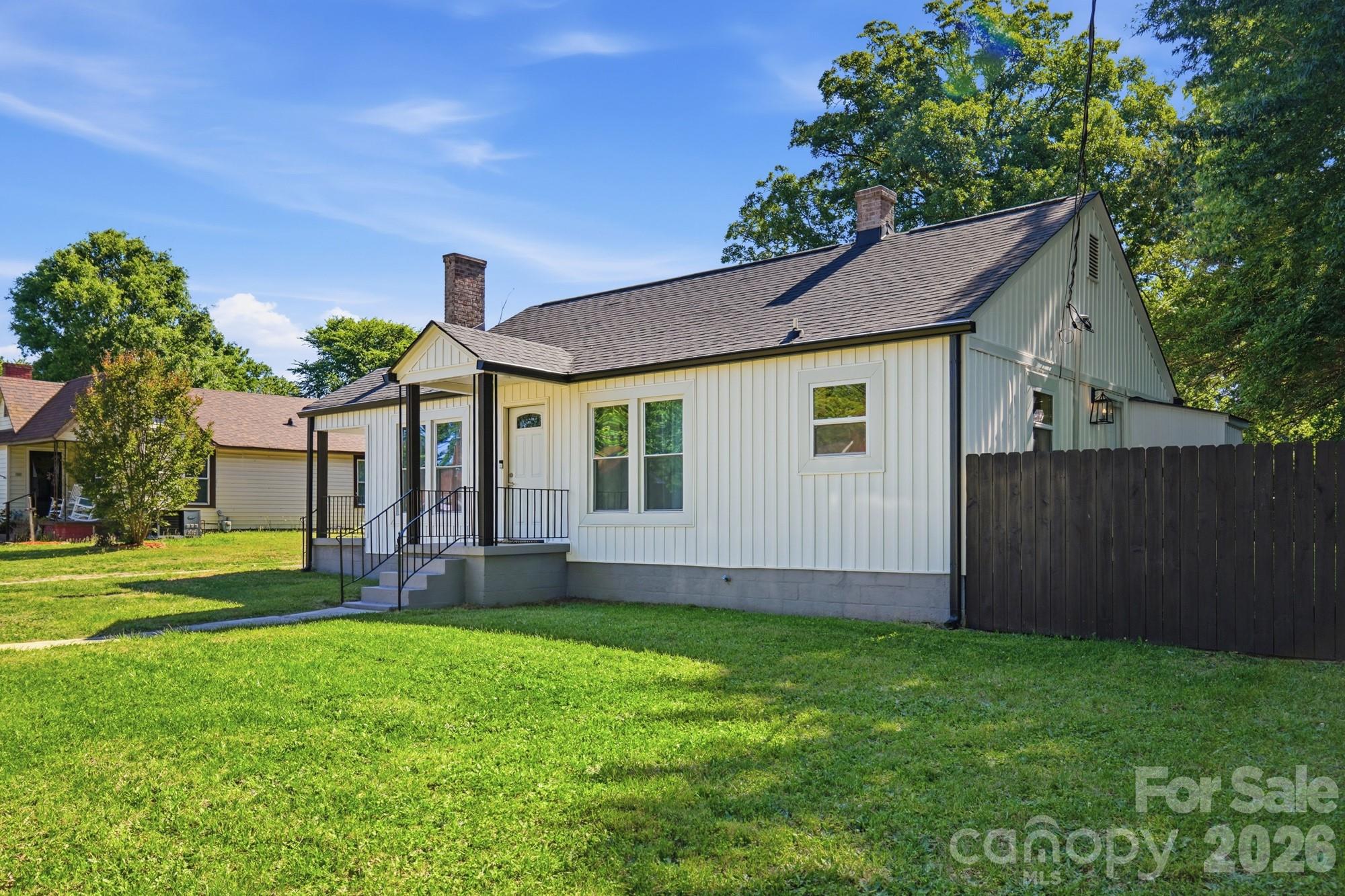 912 Laura Avenue Property Photo 2