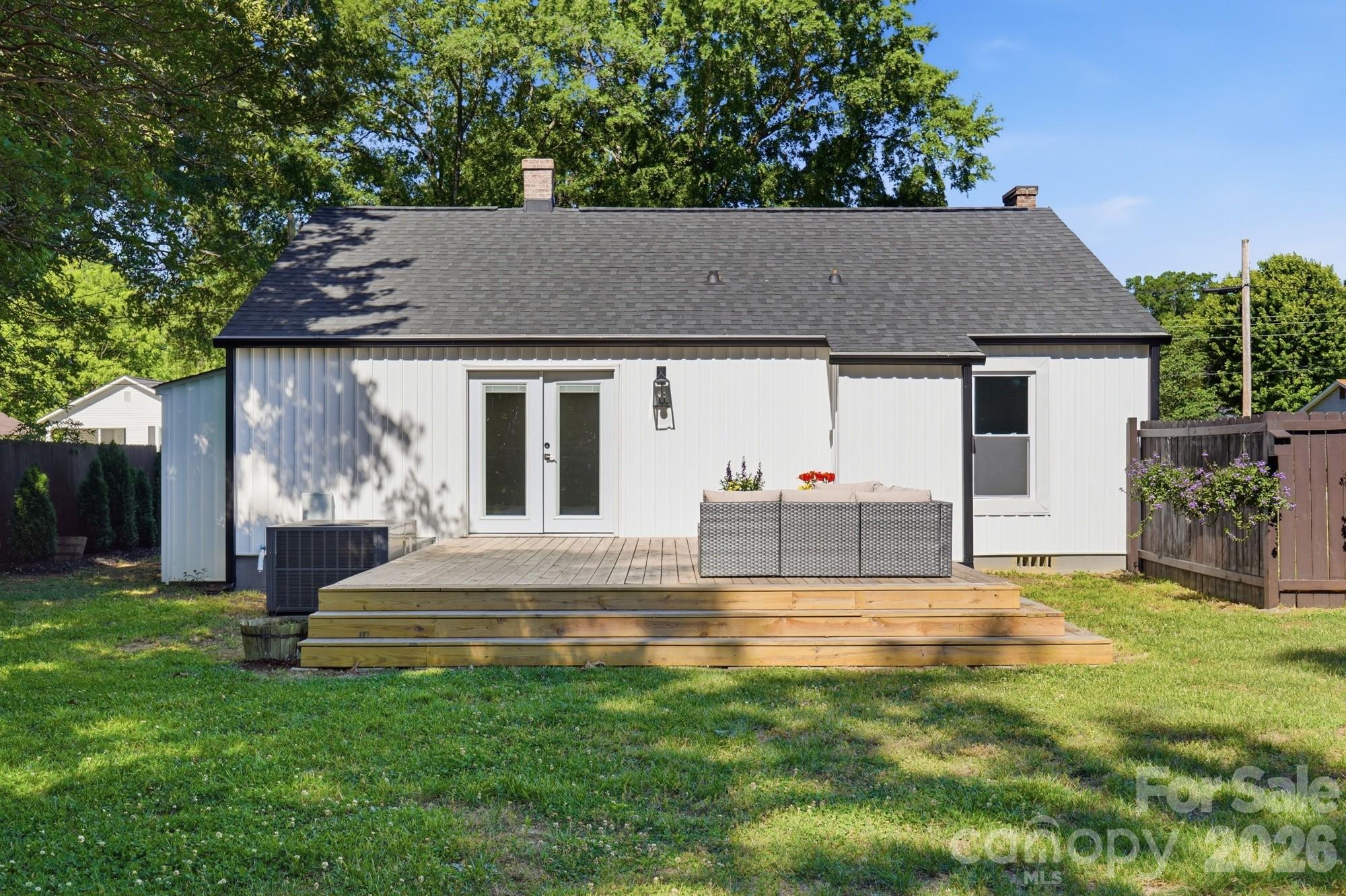 912 Laura Avenue Property Photo 3