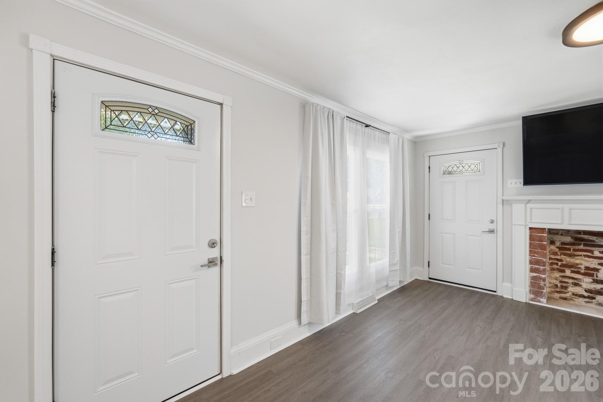 912 Laura Avenue Property Photo 8