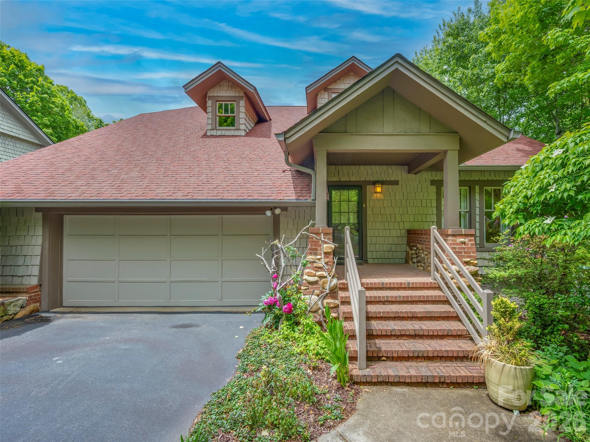 4 Lacoste Drive Property Photo 2