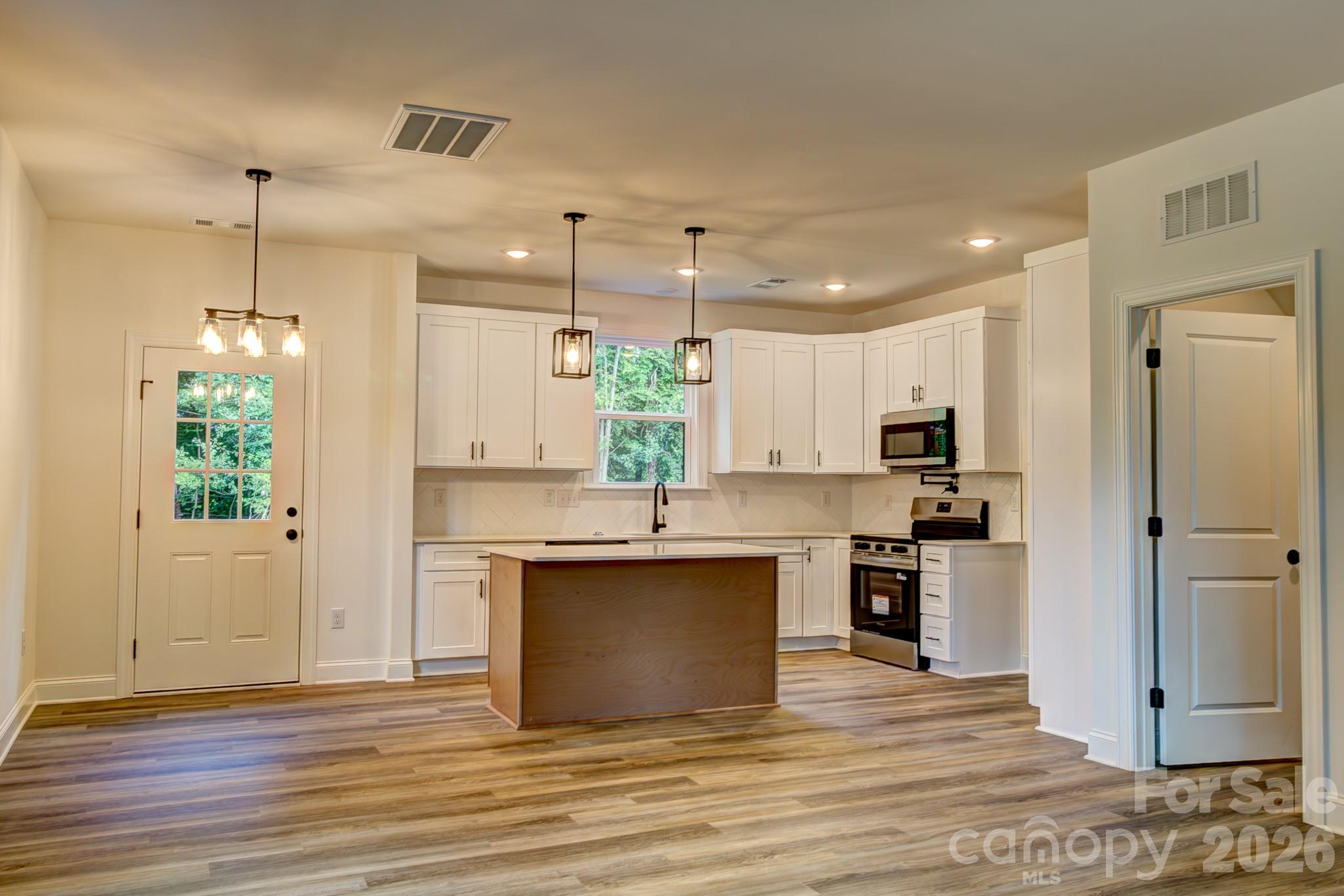 504 Oakland Drive Property Photo 2