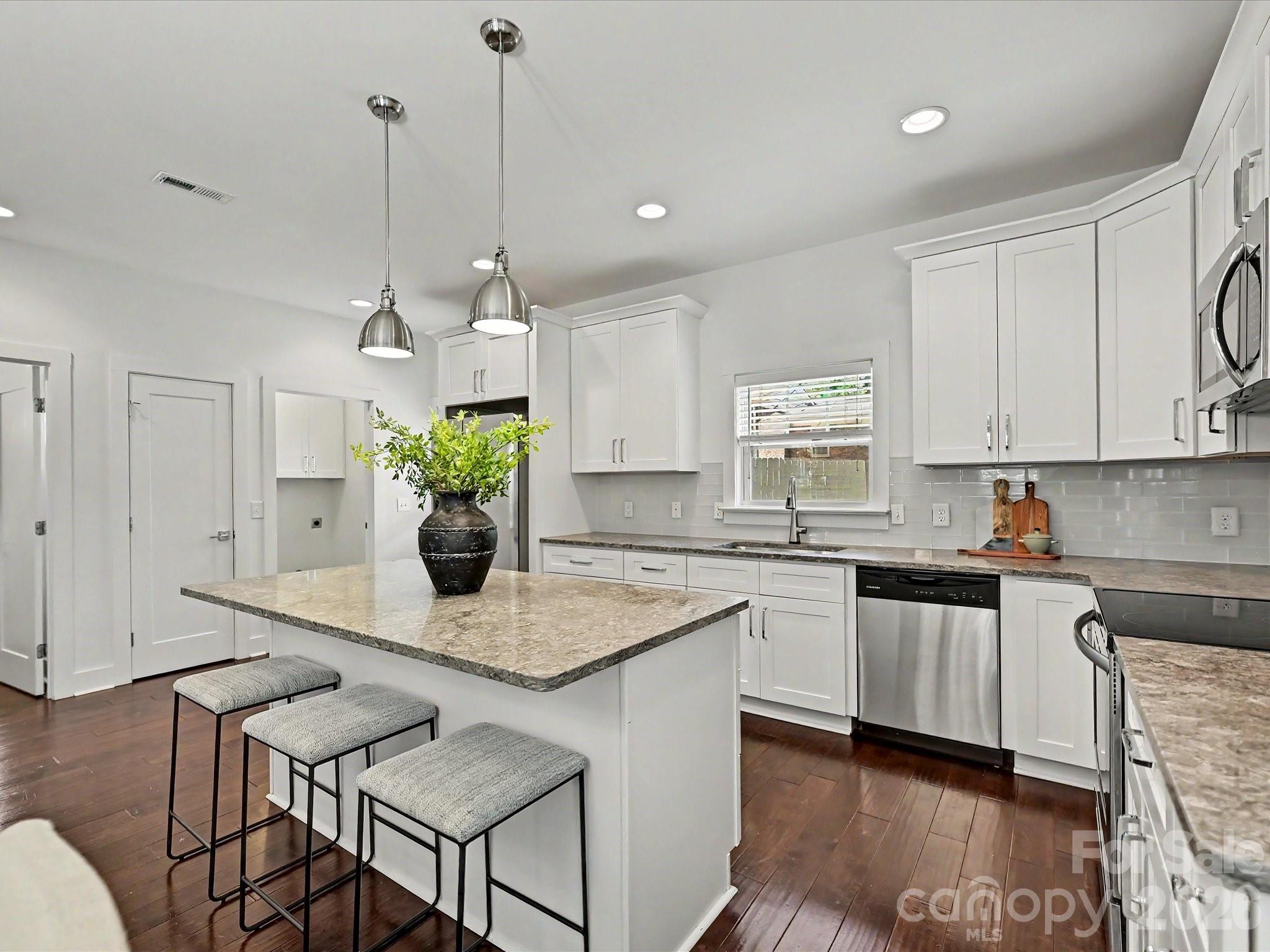 1216 Lomax Avenue Property Photo 11
