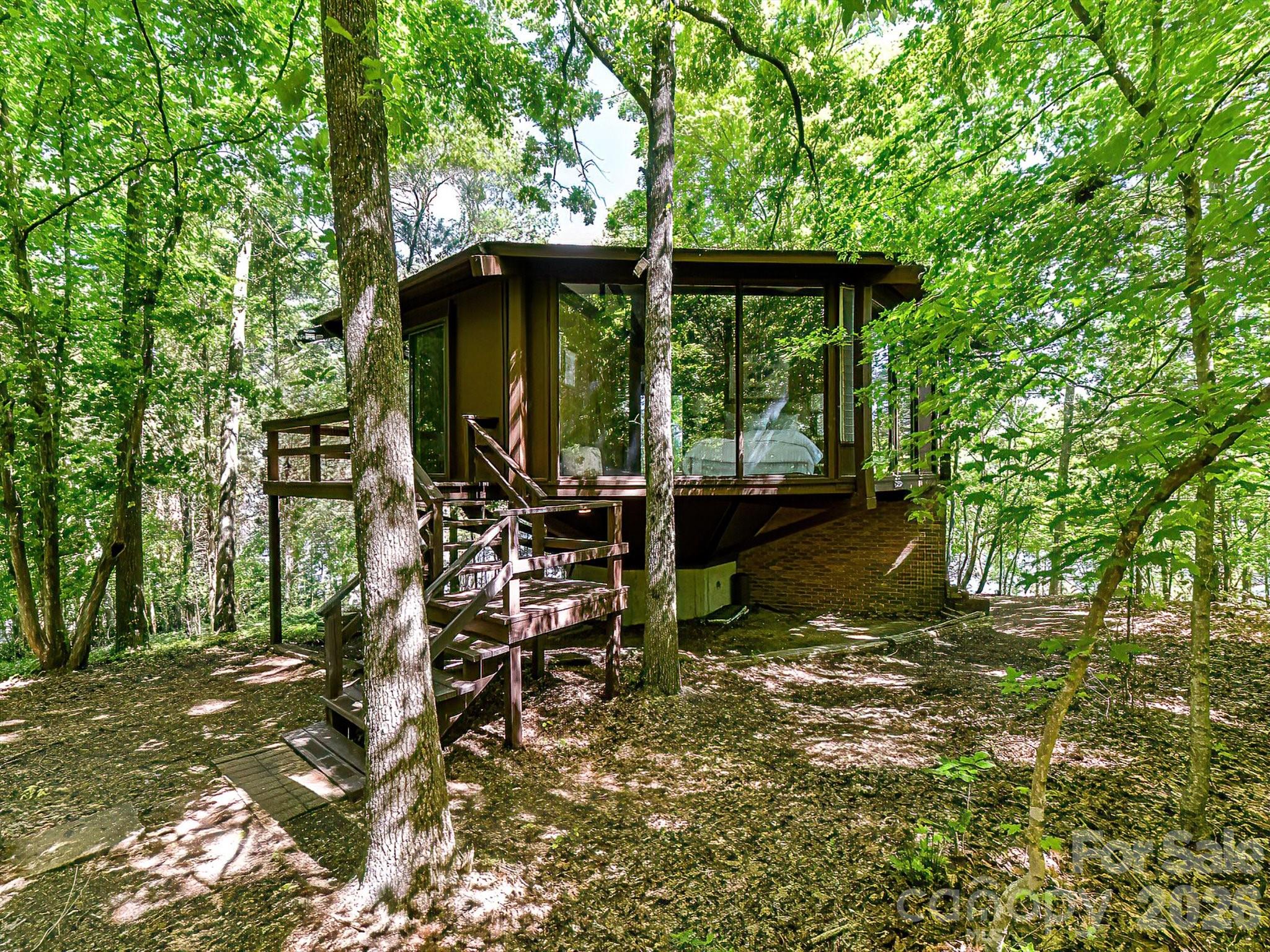 1665 Bowater Road Property Photo