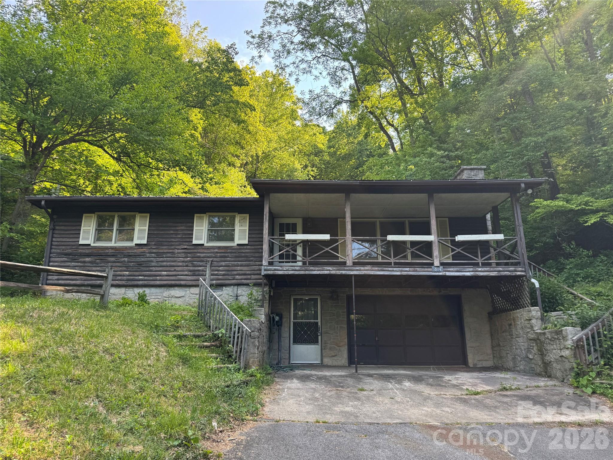814 Mountain View Drive Property Photo 1