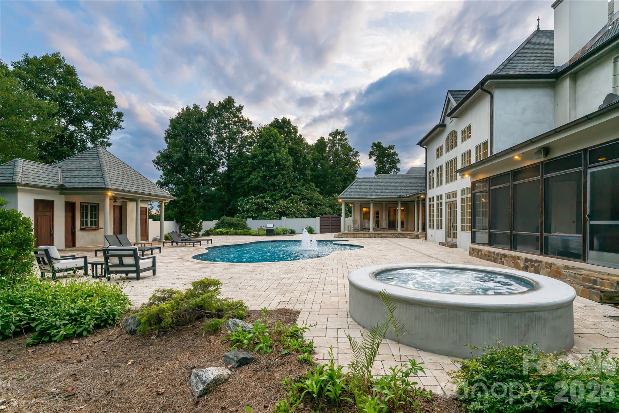 316 S Braeside Court Property Photo 4