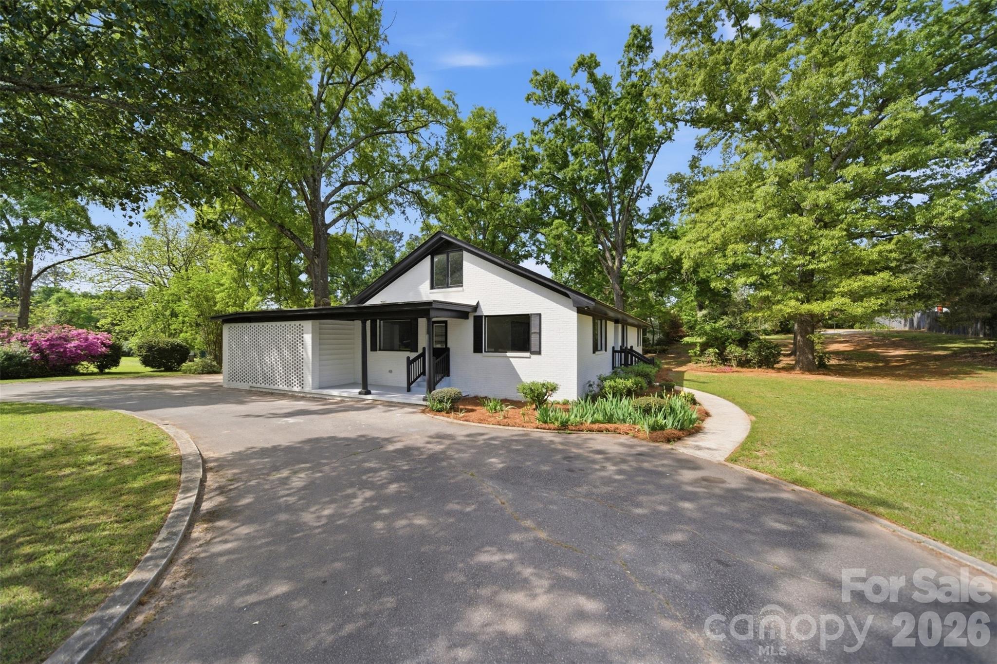 907 Amelia Street Property Photo 2