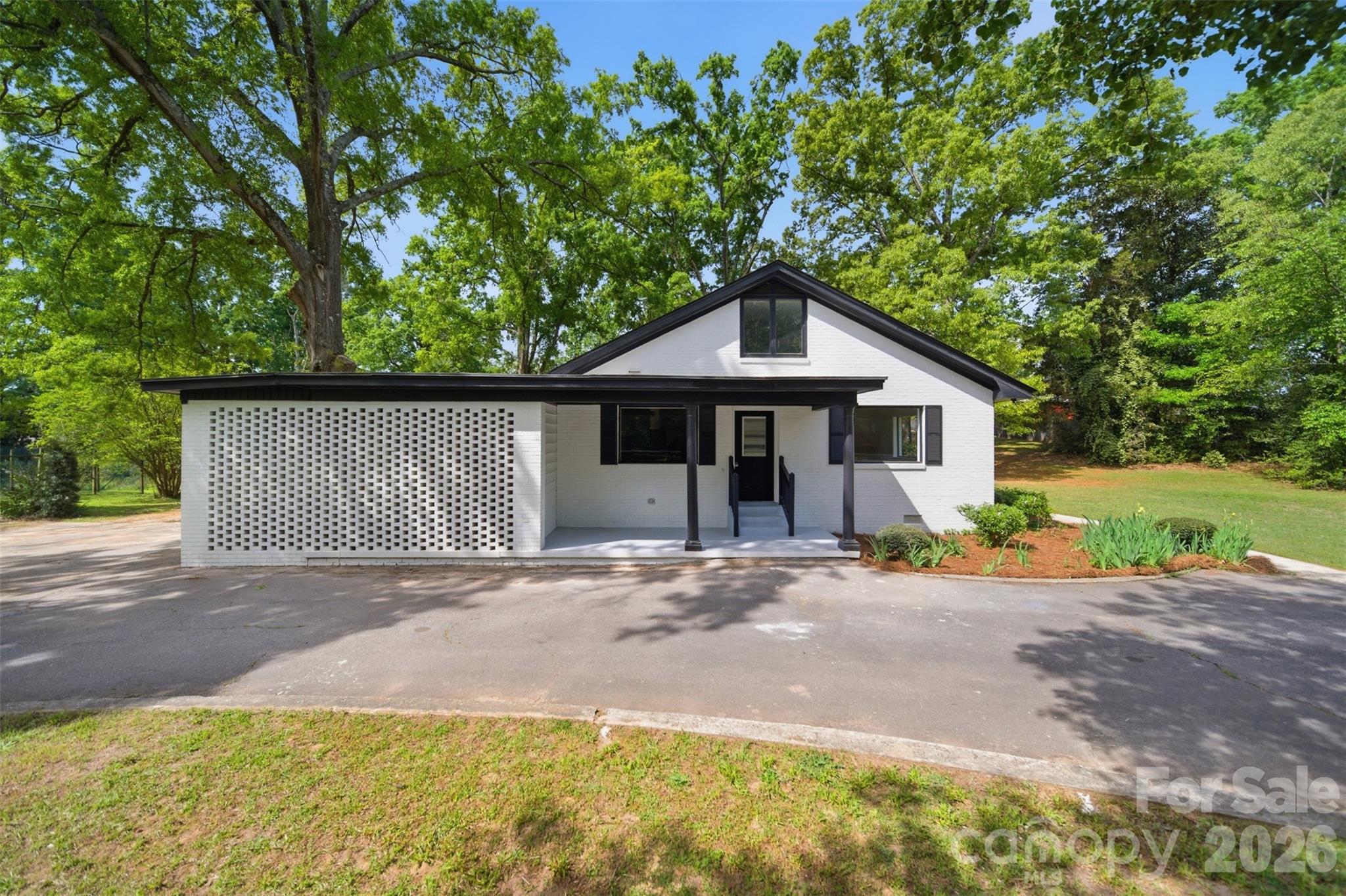 907 Amelia Street Property Photo 3