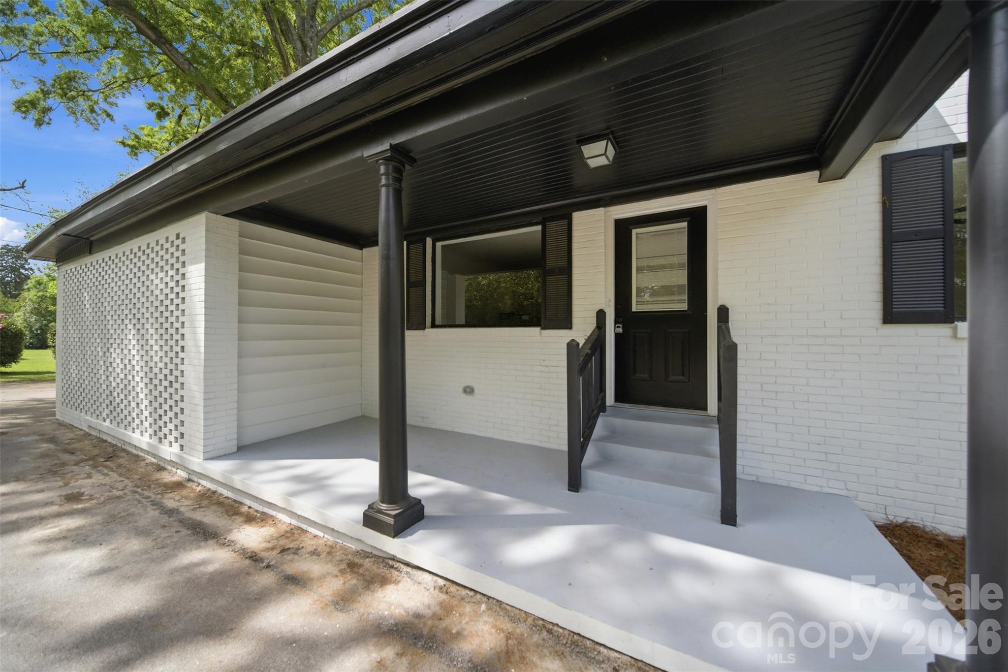 907 Amelia Street Property Photo 4