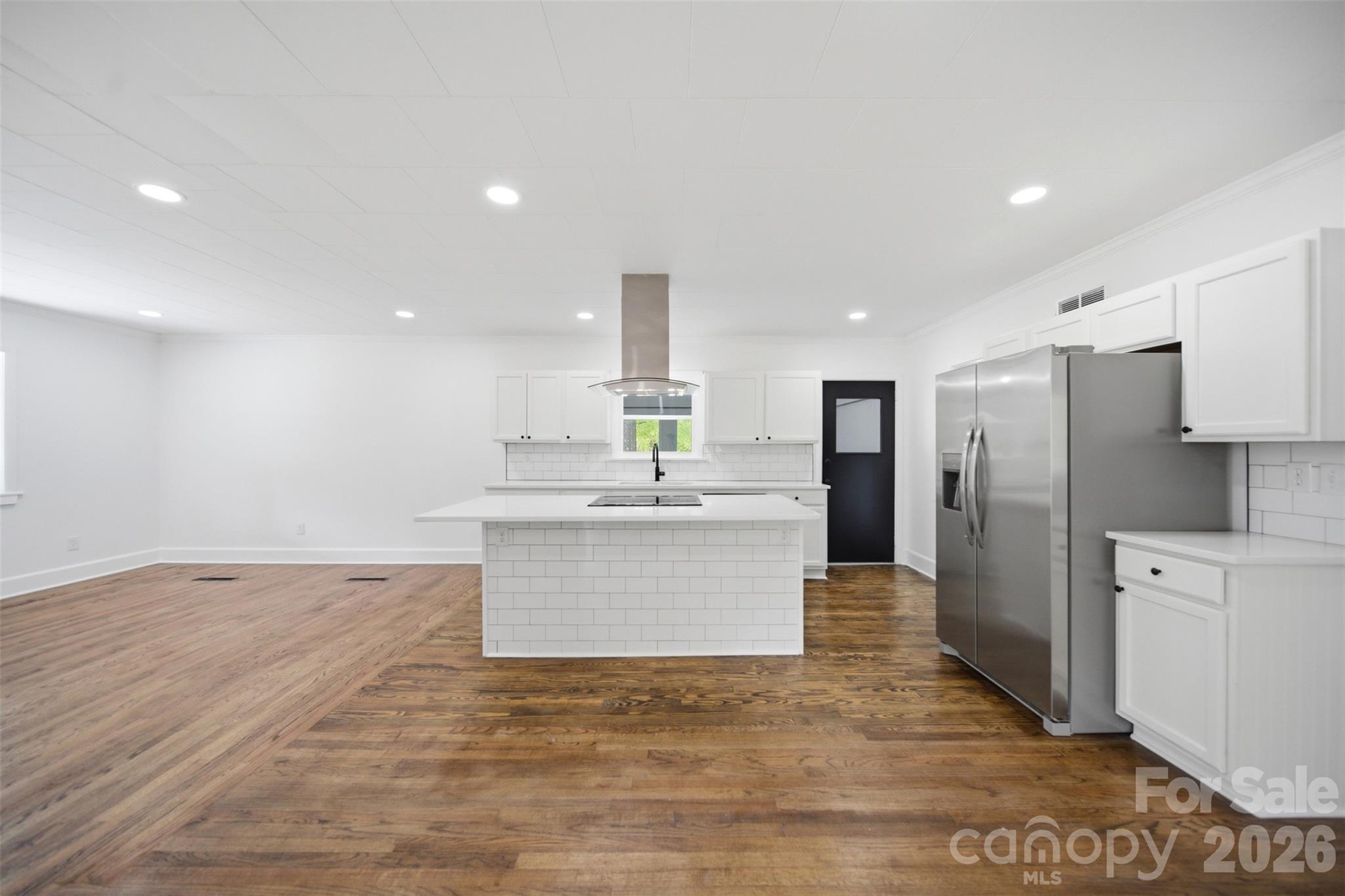 907 Amelia Street Property Photo 8