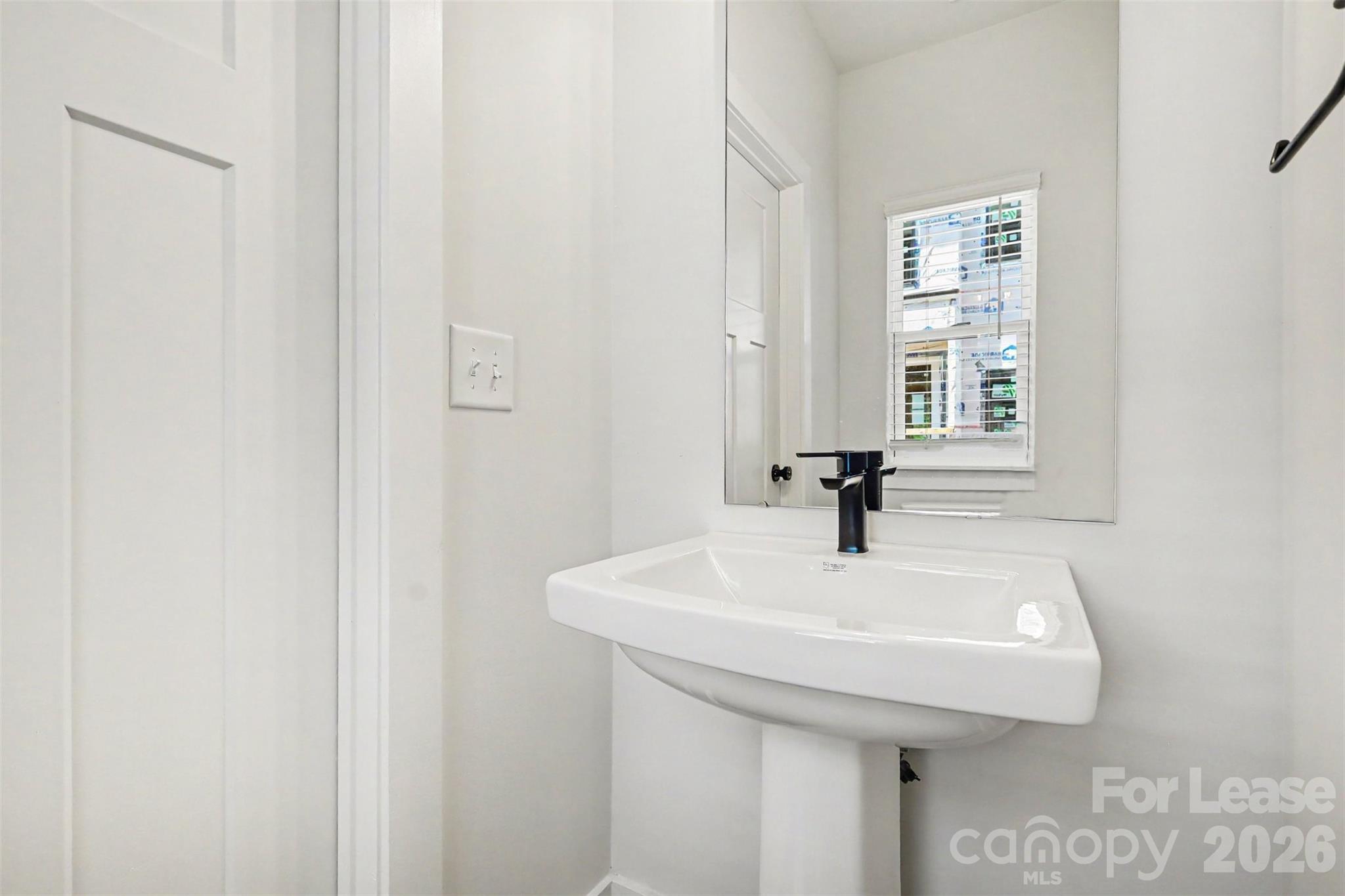 2146 N Graham Street Property Photo 10