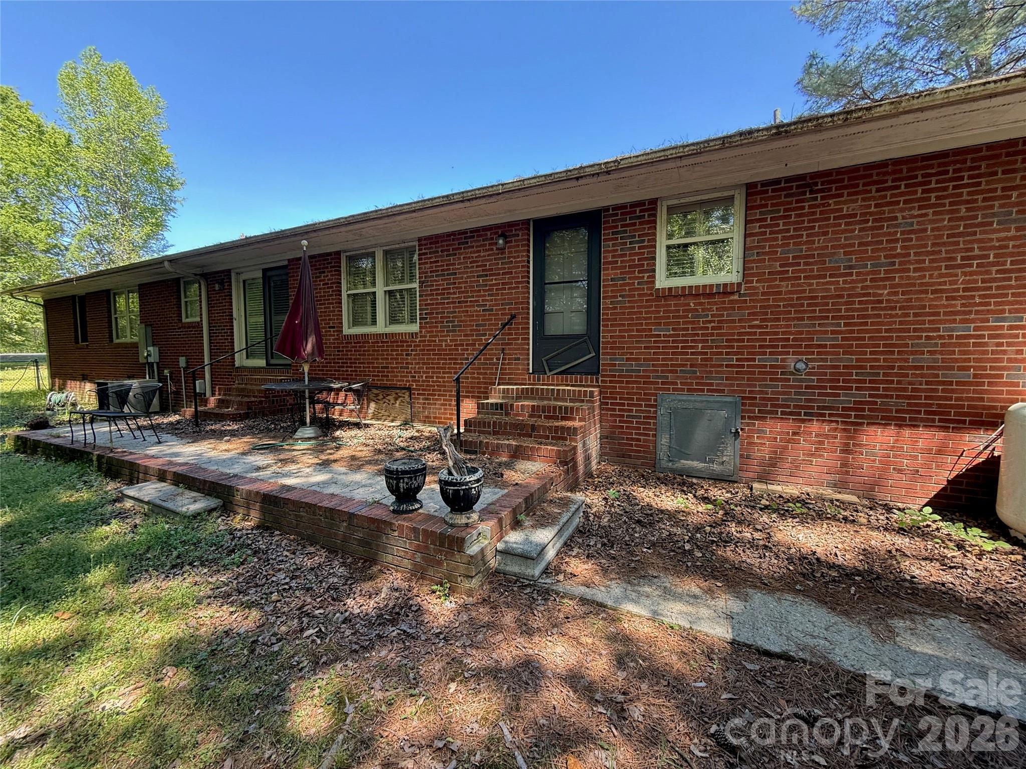714 Crestmont Drive Property Photo 2