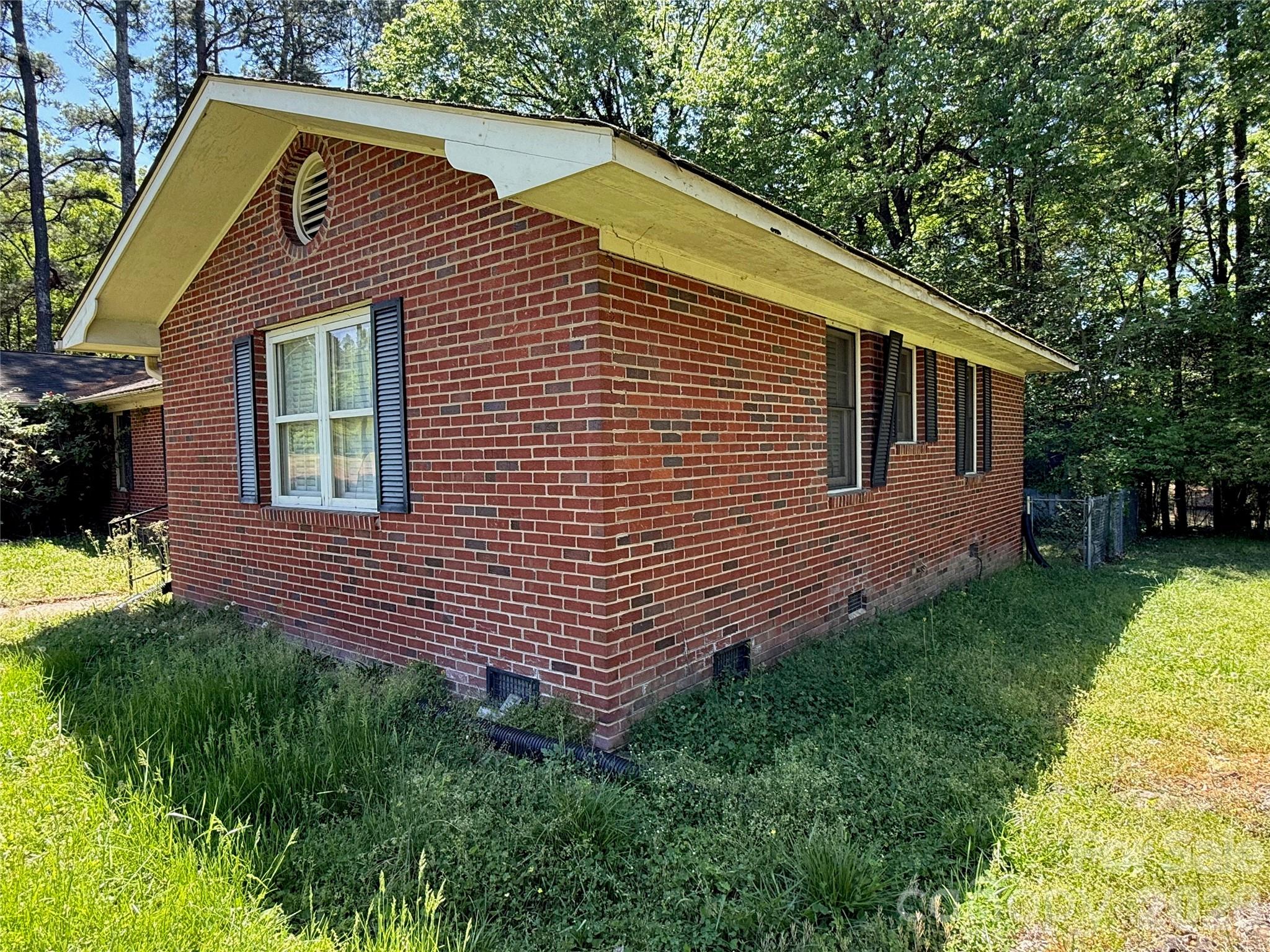 714 Crestmont Drive Property Photo 3