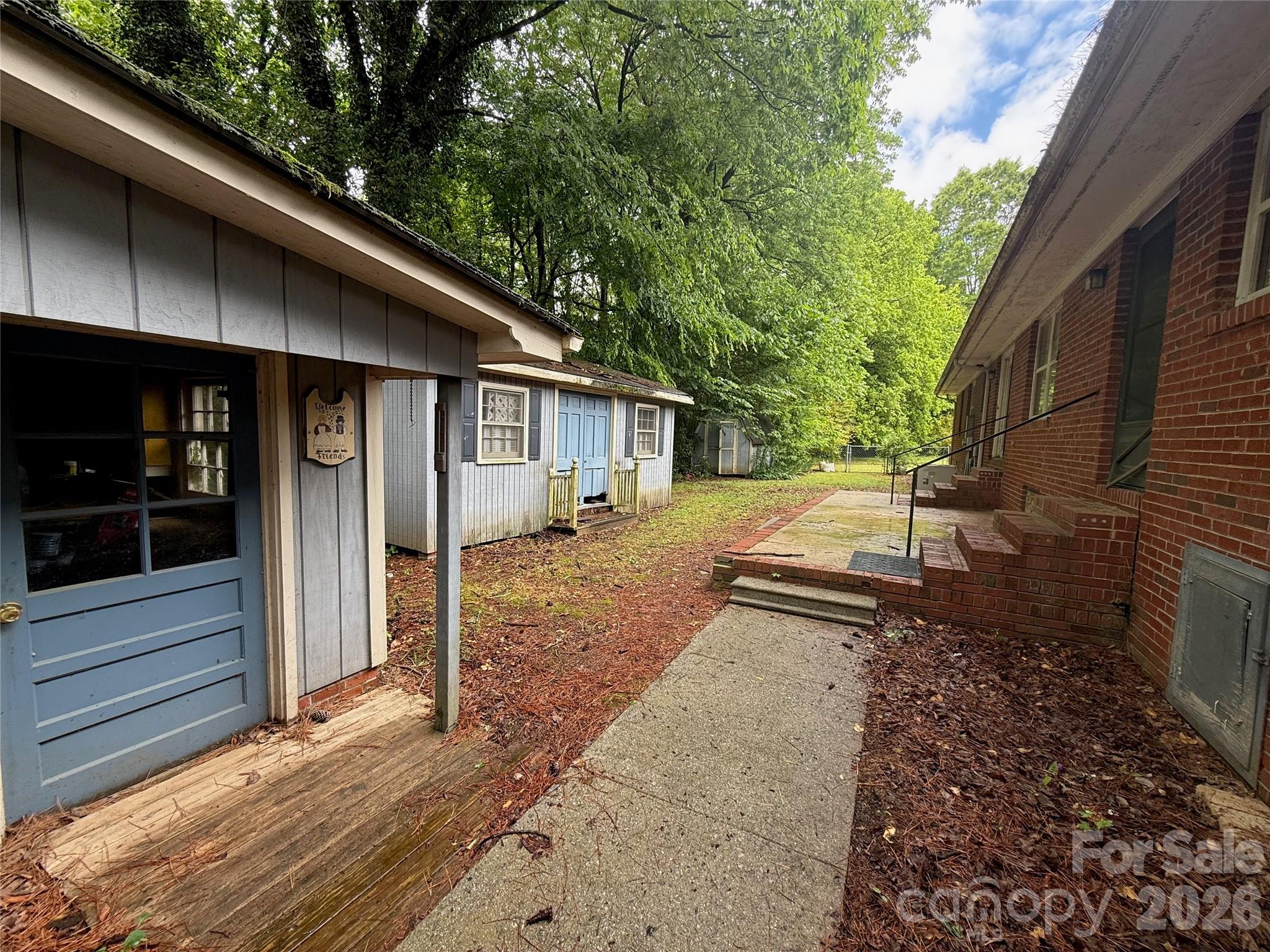 714 Crestmont Drive Property Photo 6