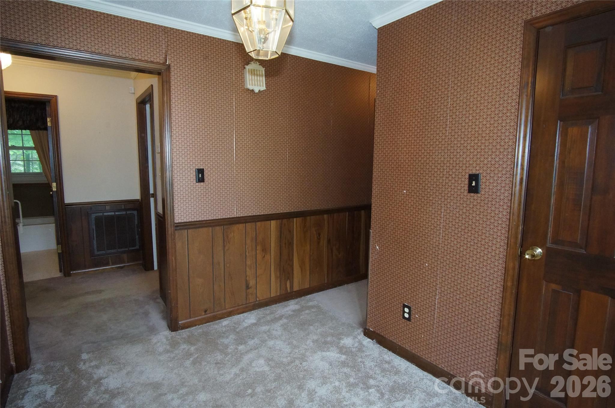714 Crestmont Drive Property Photo 8