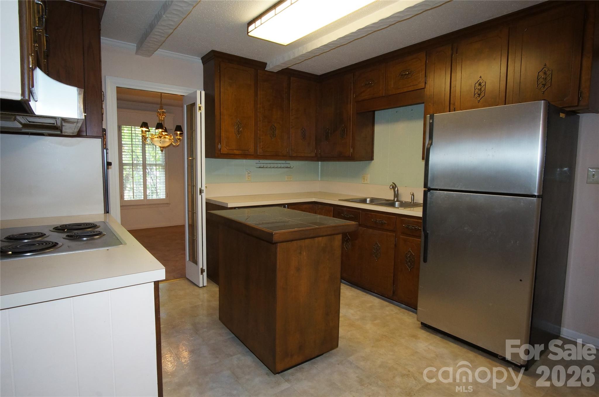 714 Crestmont Drive Property Photo 9