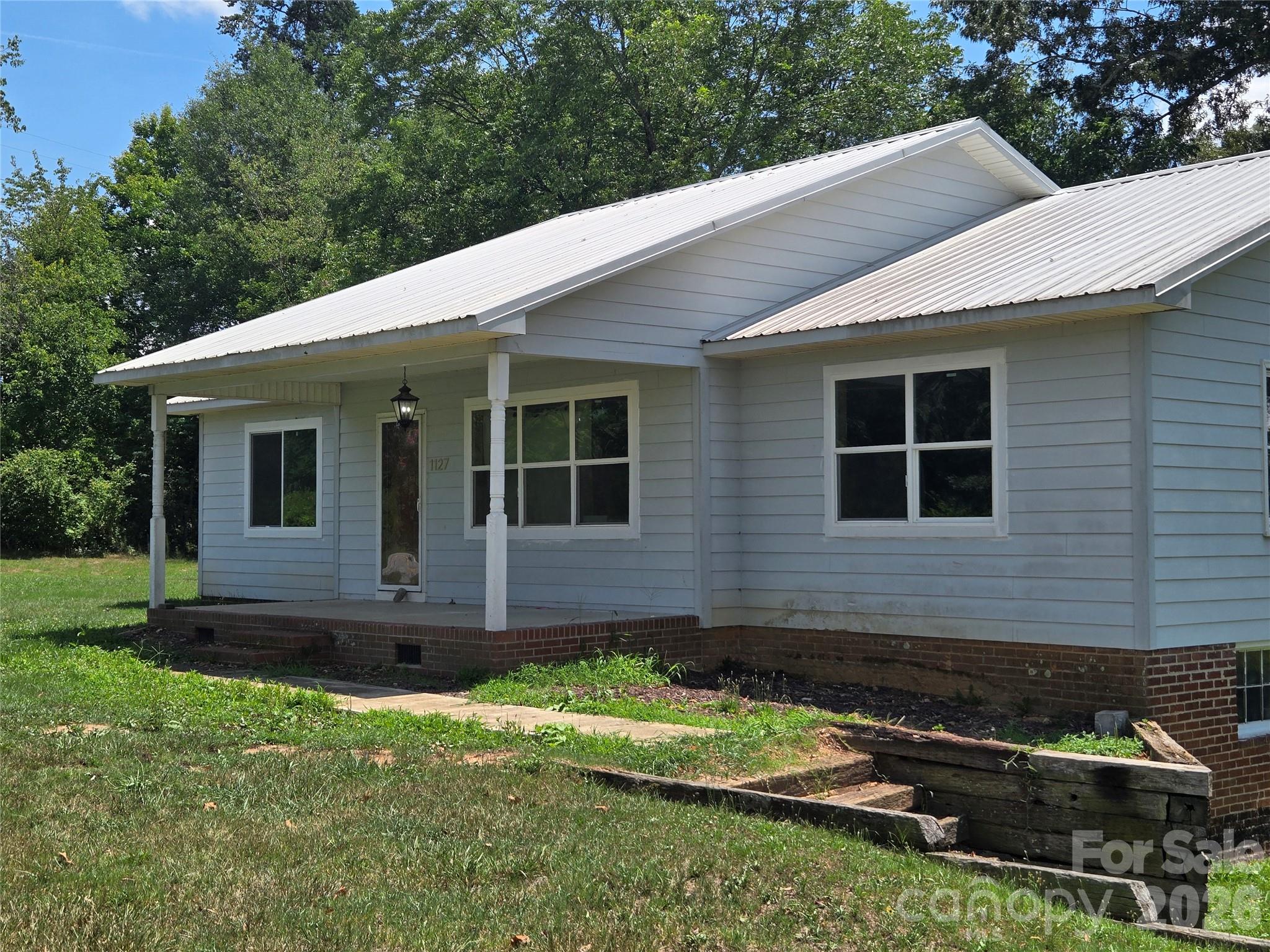 1127 N Mountain Street Property Photo 1
