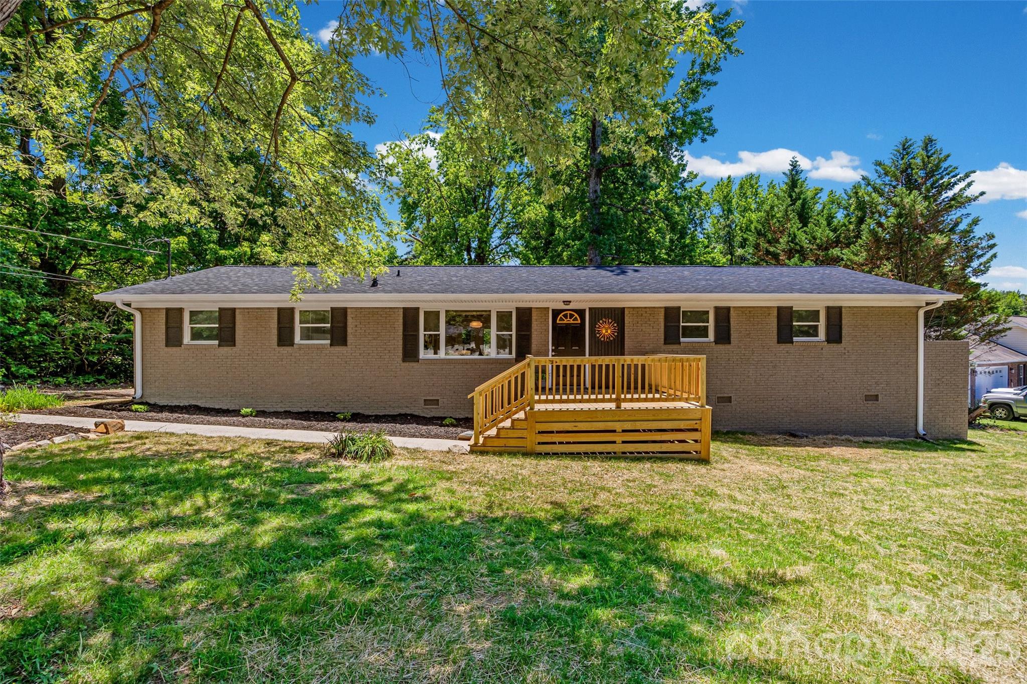 2111 Shalimar Drive Property Photo 1