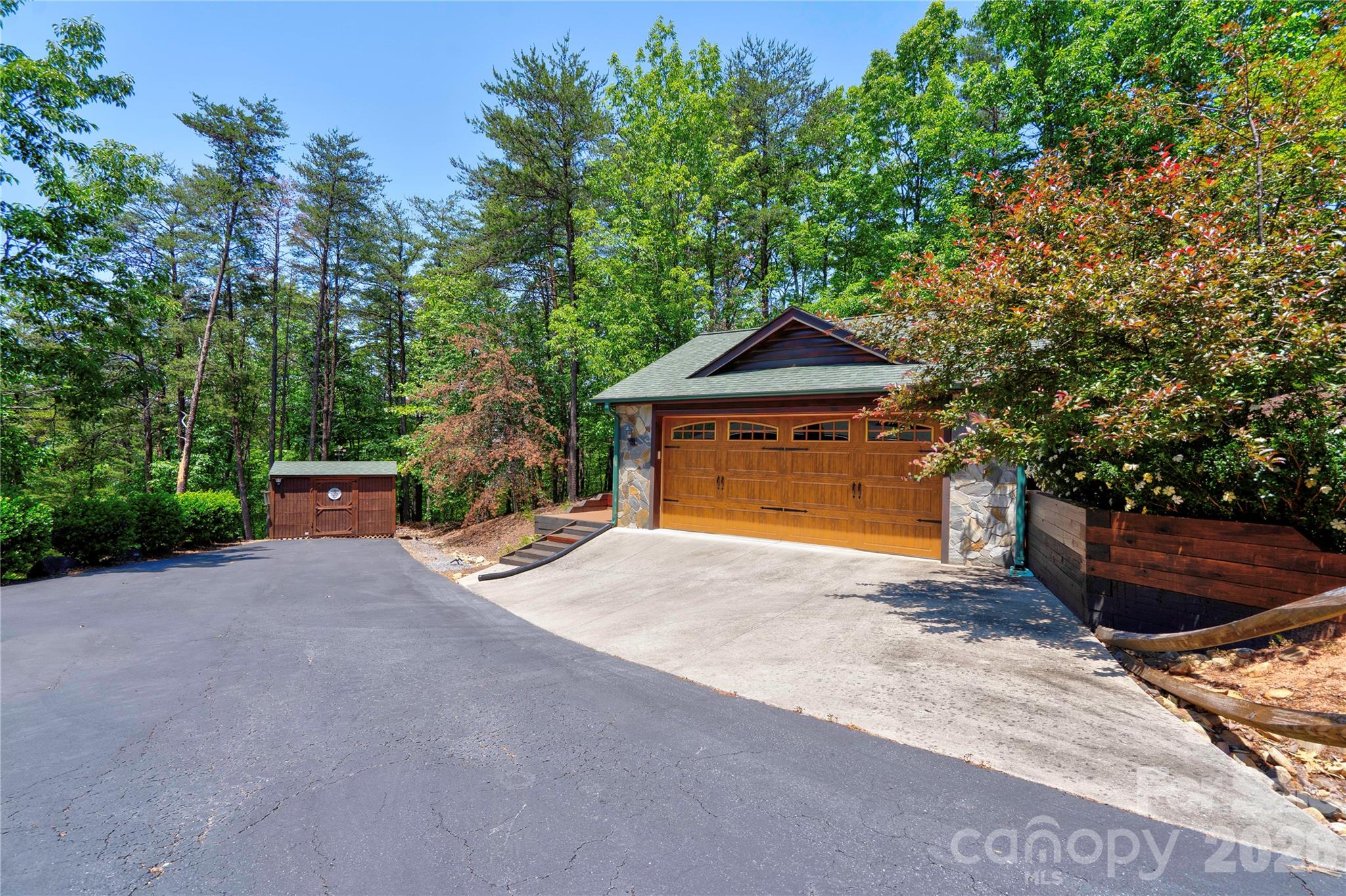 389 Woodgate Drive Property Photo 5