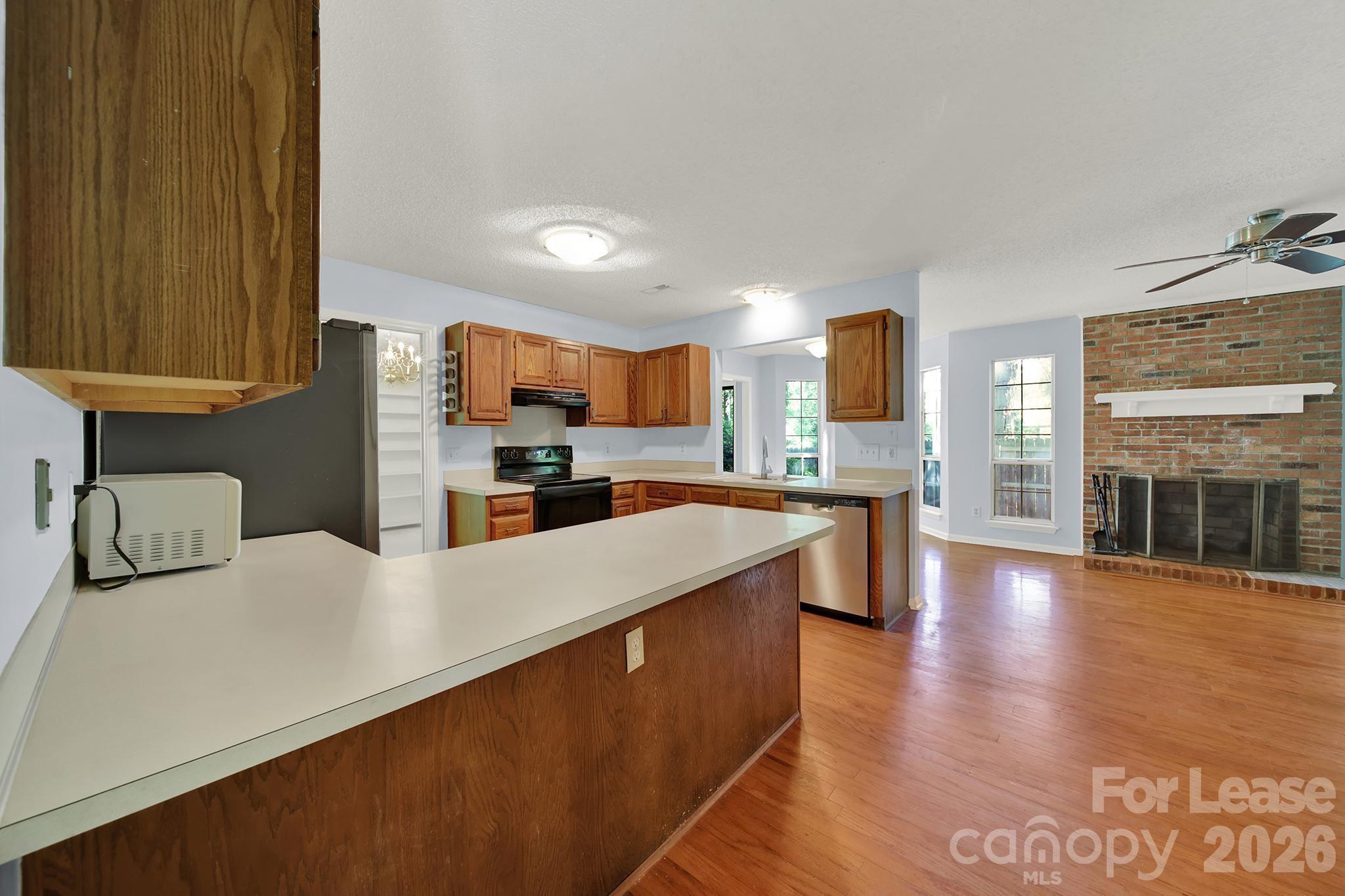 3421 Crescent Knoll Drive Property Photo 3