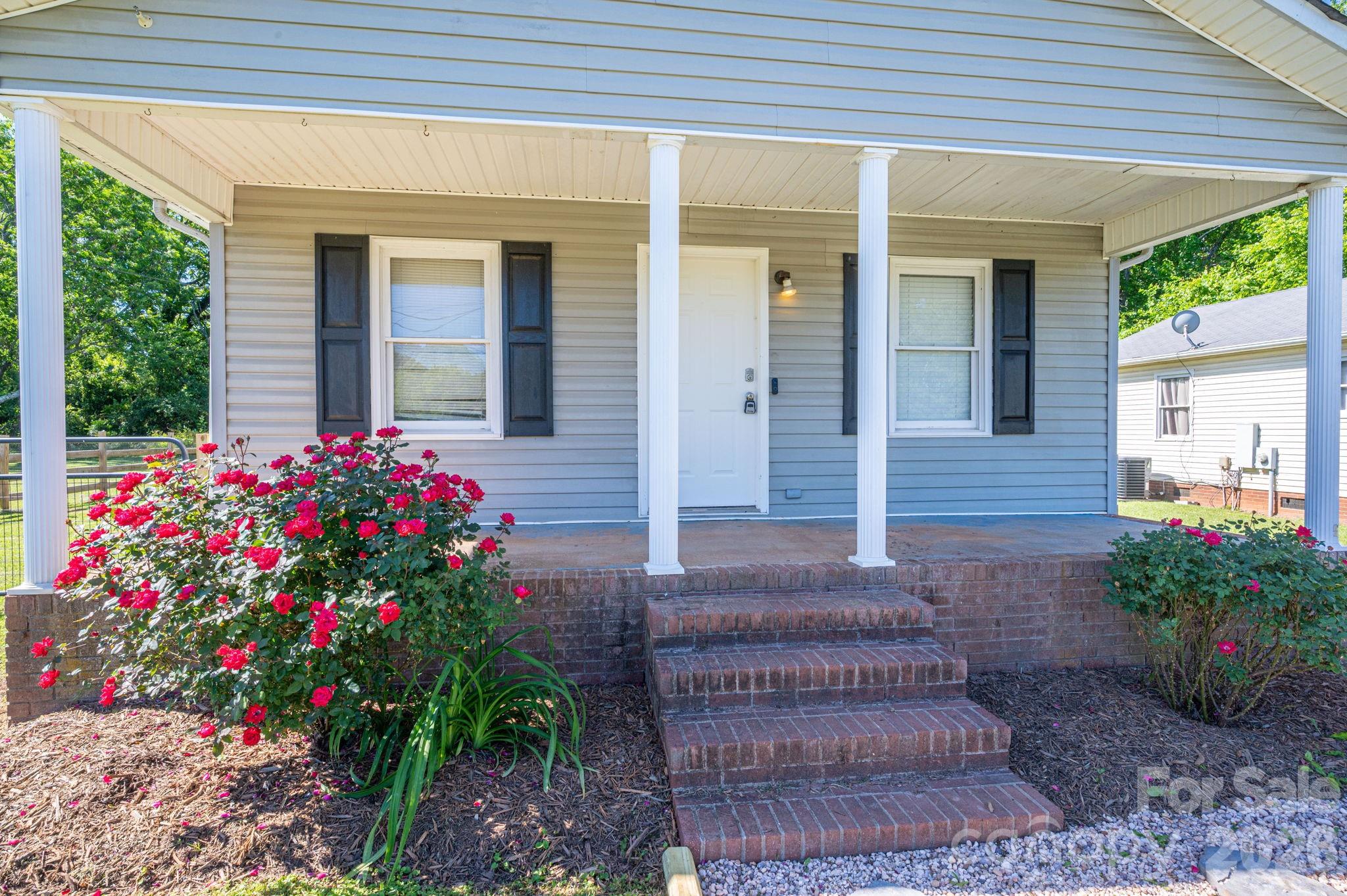 807 Willow Lane Property Photo 1