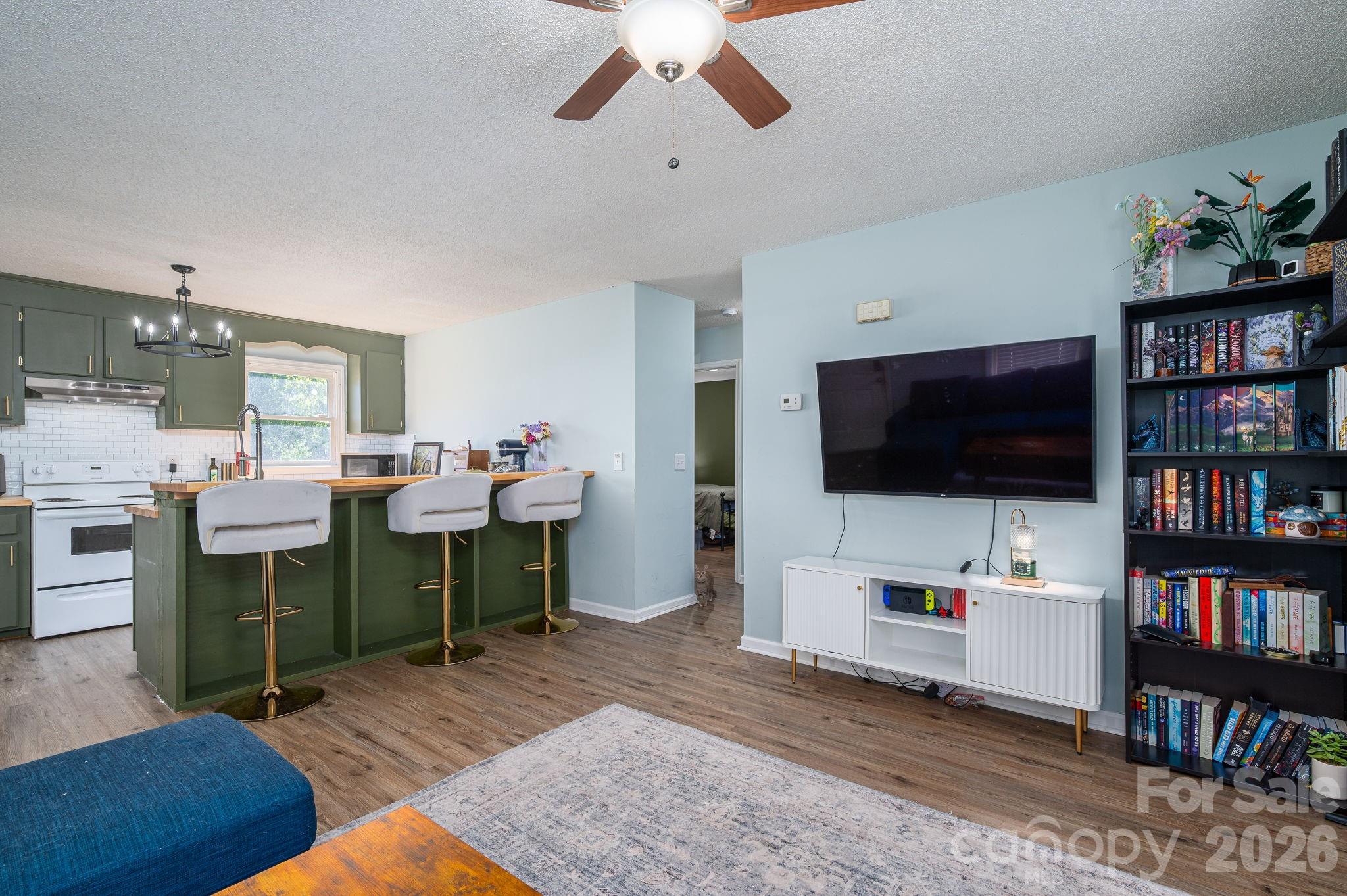 807 Willow Lane Property Photo 6