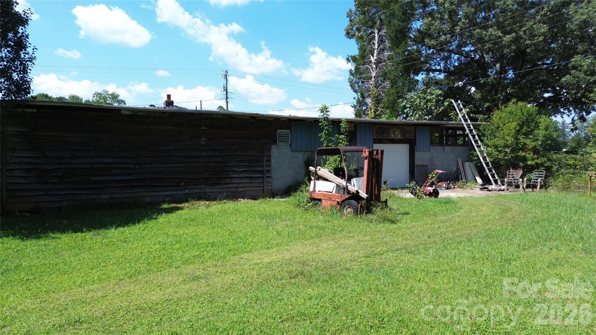 2246 N Aspen Street Property Photo 4
