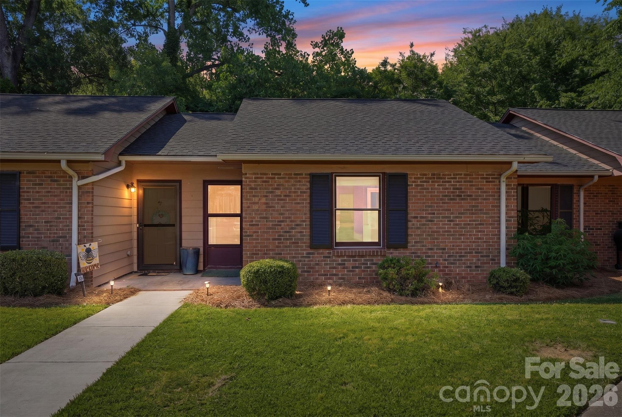 141 Glenwood Drive E Property Photo 1