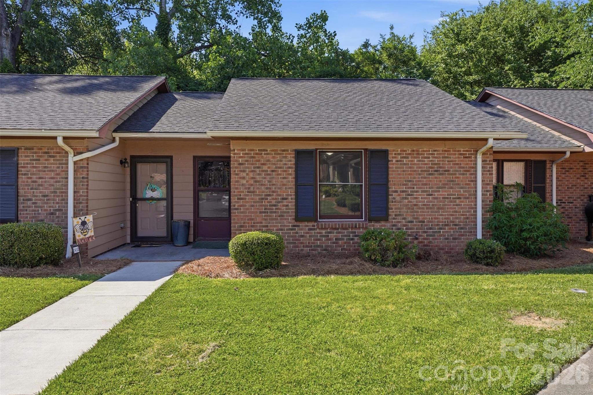 141 Glenwood Drive E Property Photo 2
