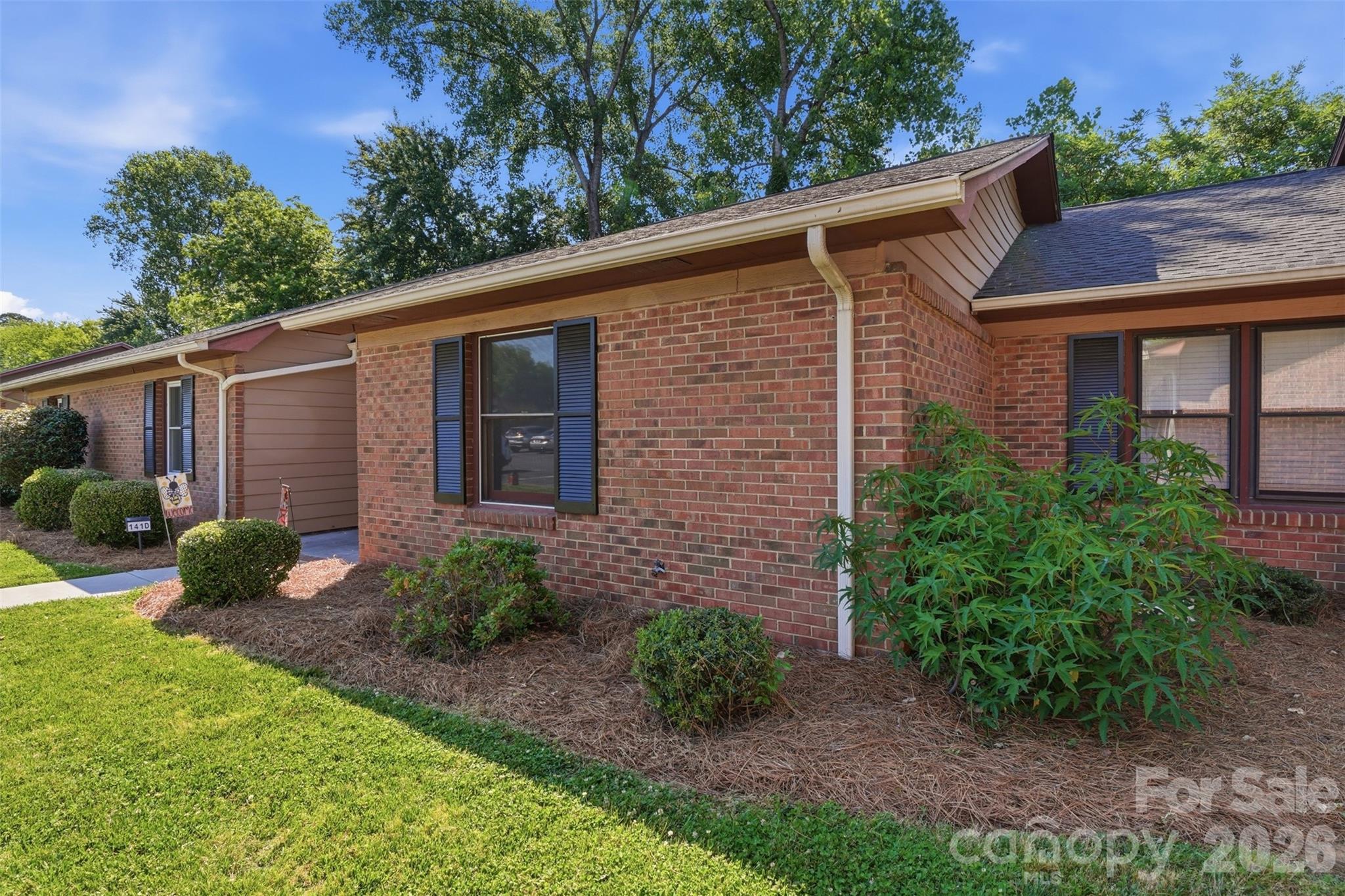 141 Glenwood Drive E Property Photo 3
