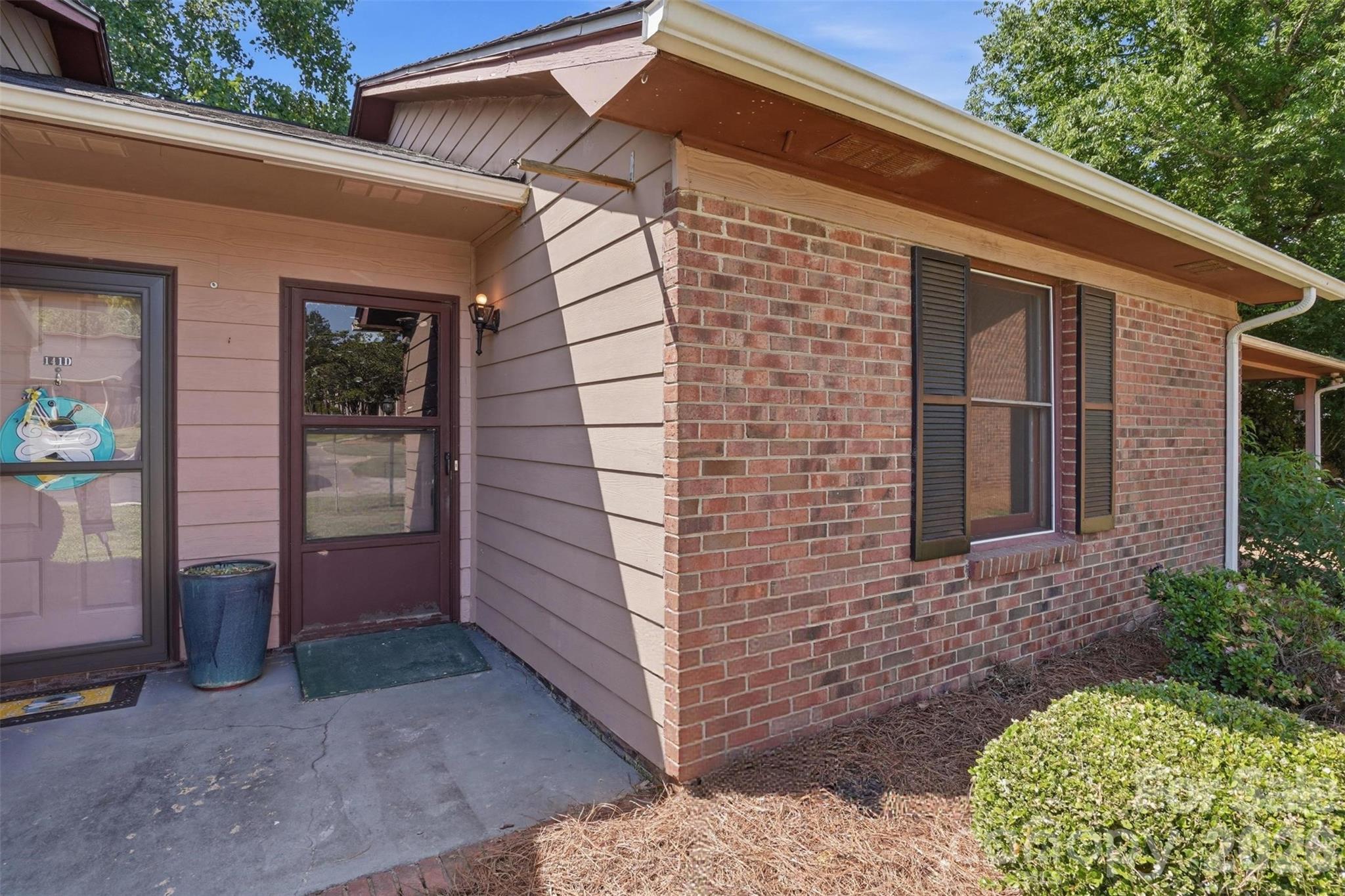 141 Glenwood Drive E Property Photo 4