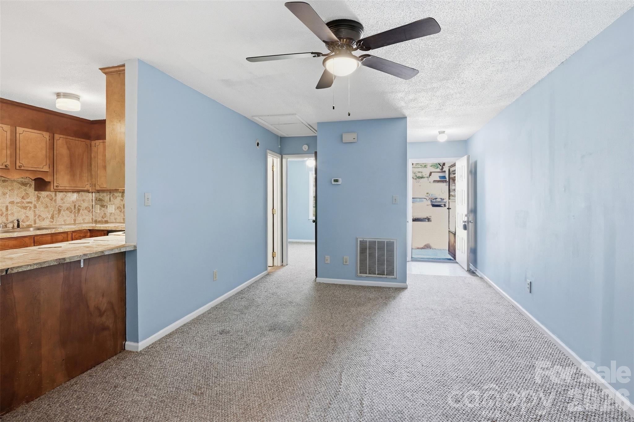 141 Glenwood Drive E Property Photo 7