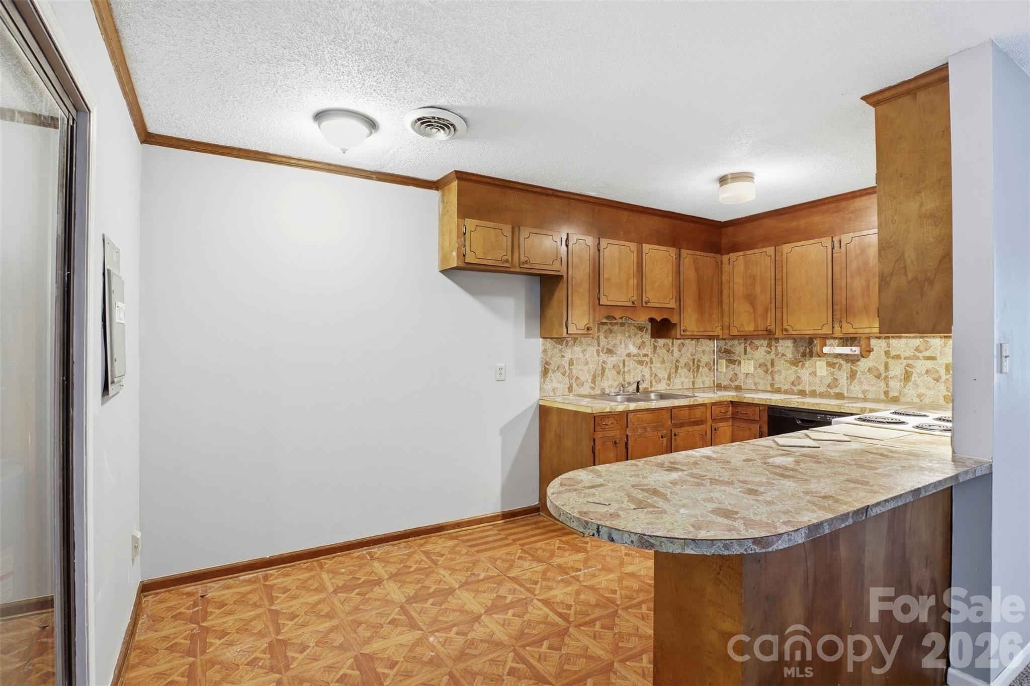 141 Glenwood Drive E Property Photo 9