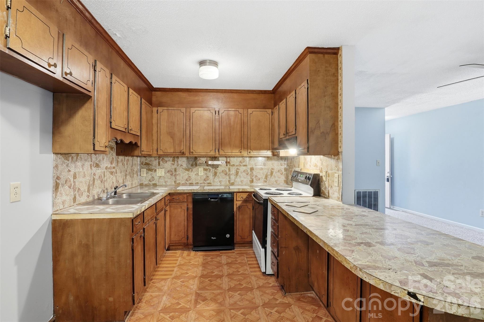 141 Glenwood Drive E Property Photo 10