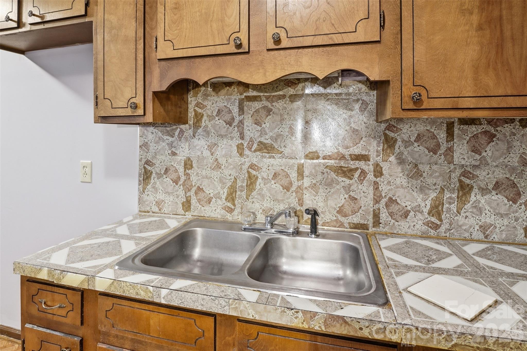 141 Glenwood Drive E Property Photo 13