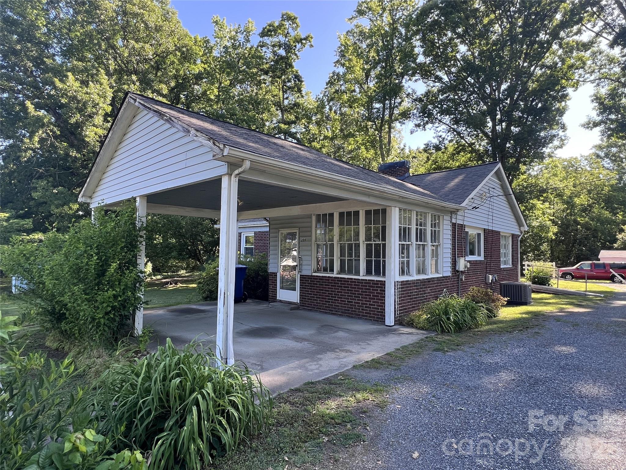 209 S Roxford Road Property Photo 1