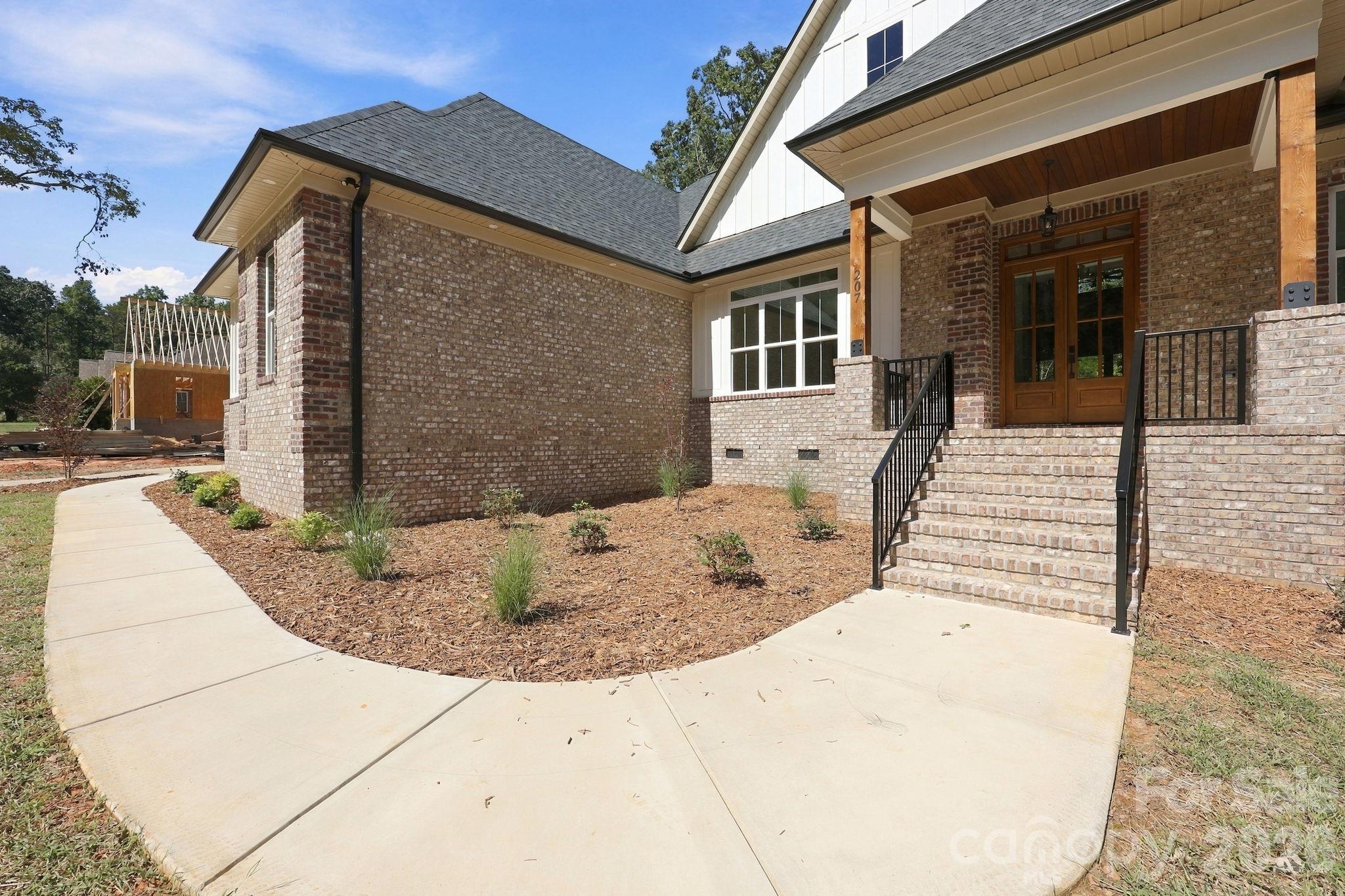 207 Kingsbridge Road Property Photo 5