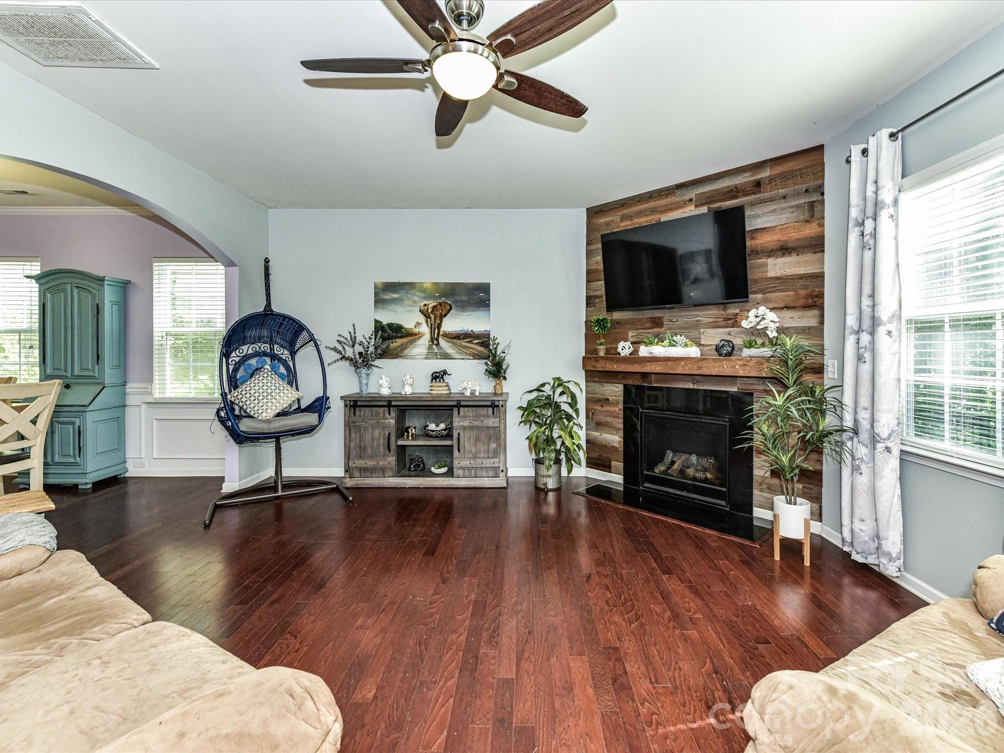 6935 Liverpool Court Property Photo 10