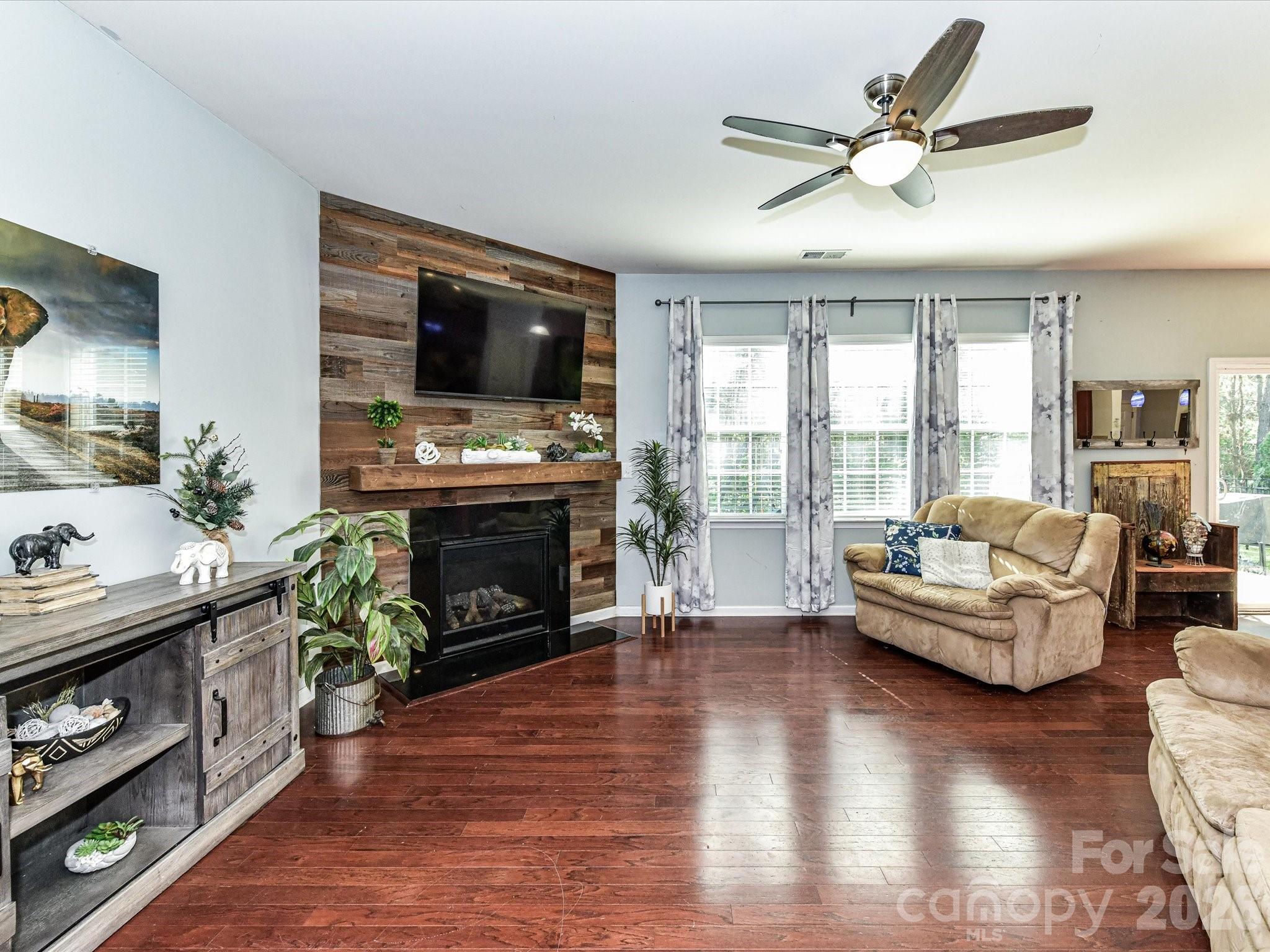6935 Liverpool Court Property Photo 11