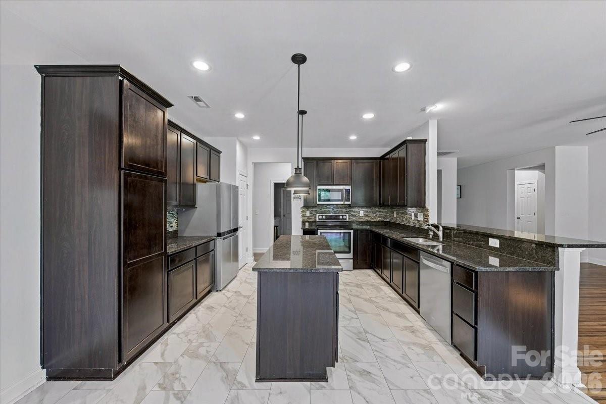 1006 Spring Rose Lane Property Photo 15