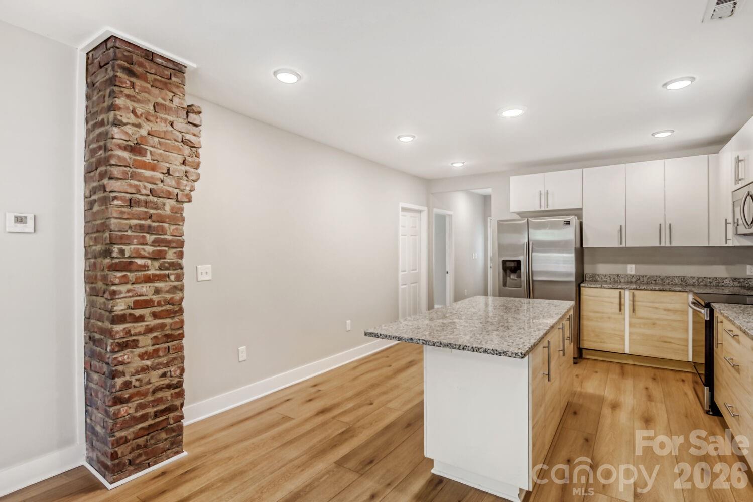 1521 Hawthorne Lane Property Photo 8