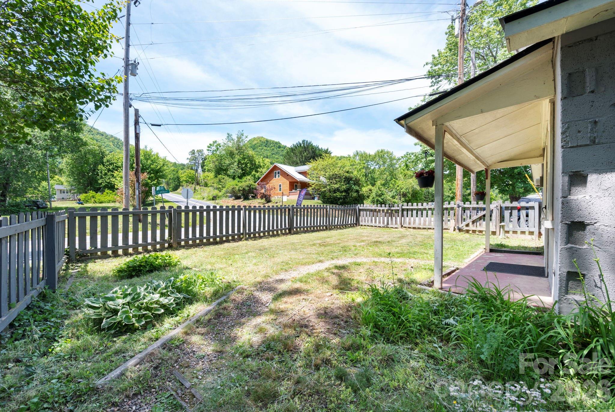 2802 Beaverdam Road Property Photo 2