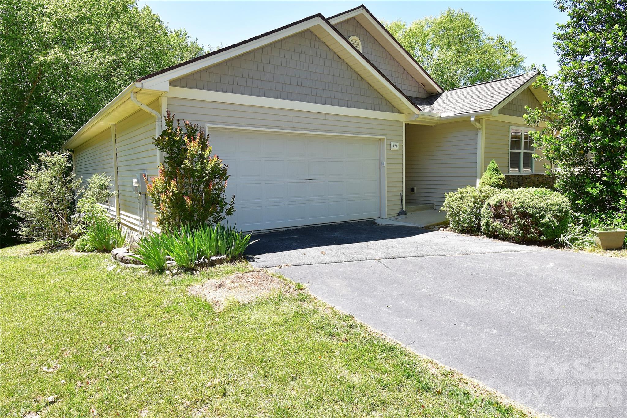 176 Clear Creekside Drive Property Photo 1