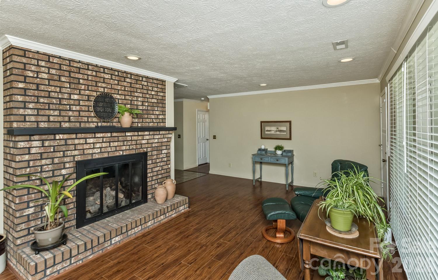 29 S Greenwood Forest Drive Property Photo 8