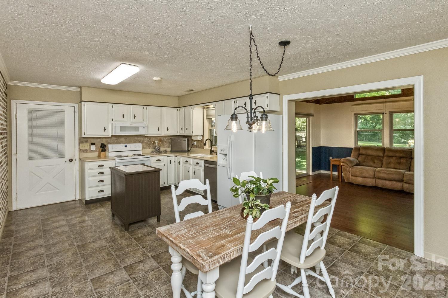 29 S Greenwood Forest Drive Property Photo 10