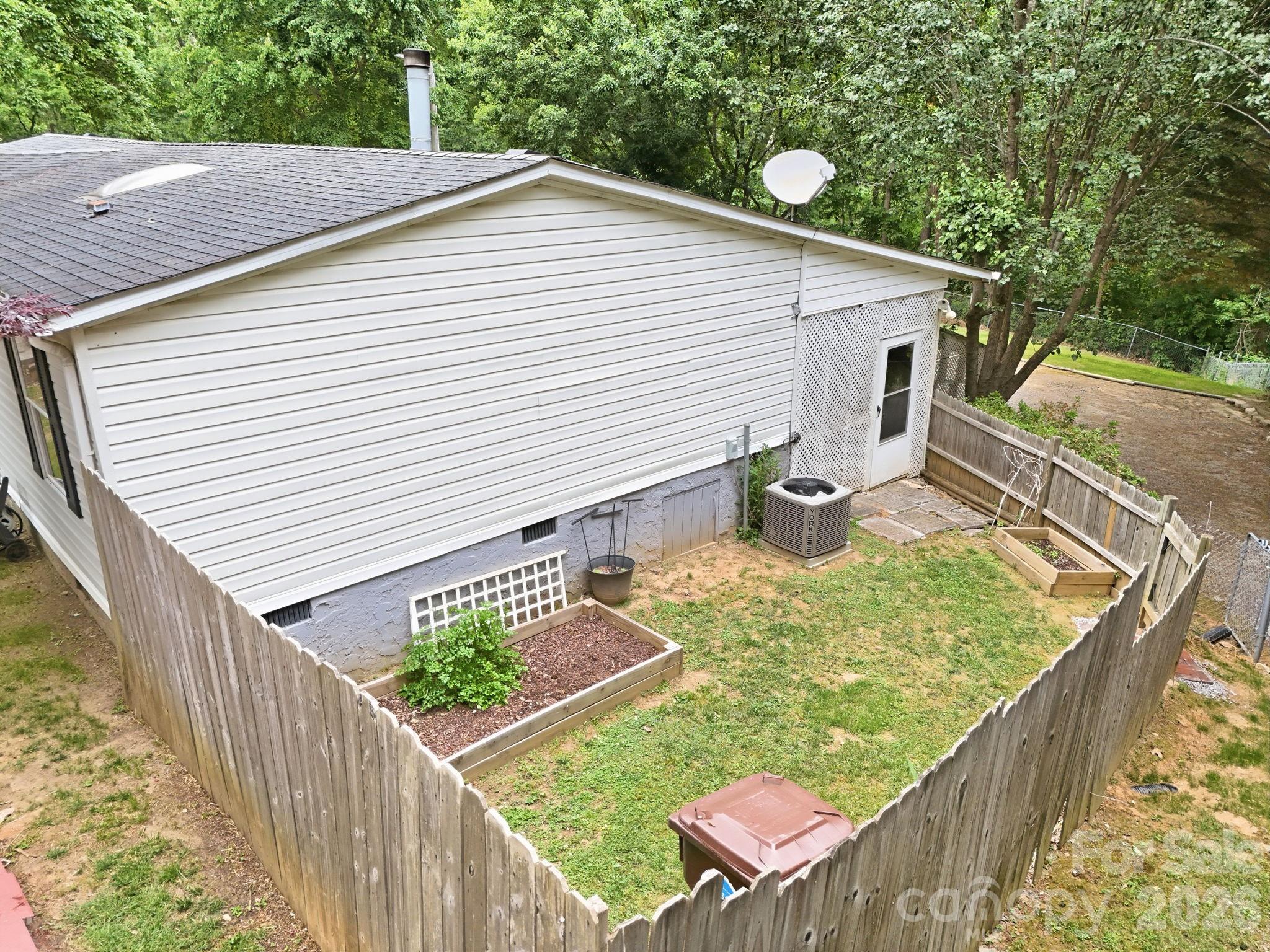405 Gray Court Property Photo 17
