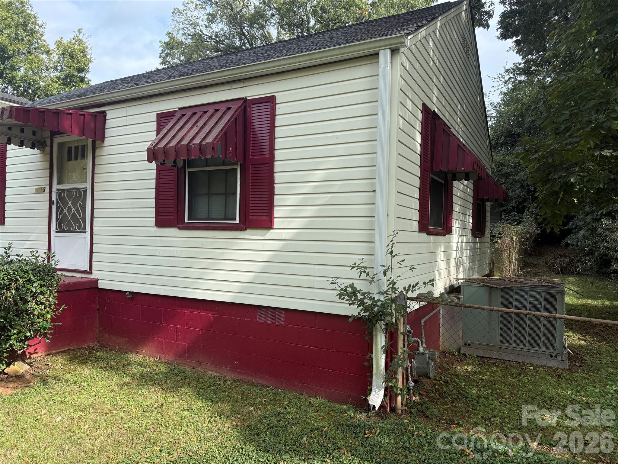 2618 Roslyn Avenue Property Photo 3