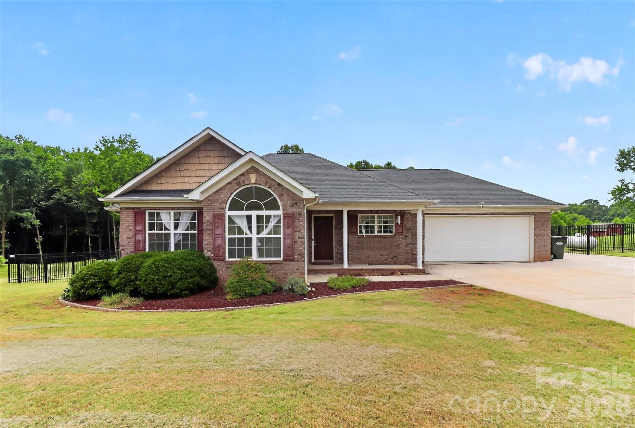 2823 Gourdvine Drive Property Photo 1