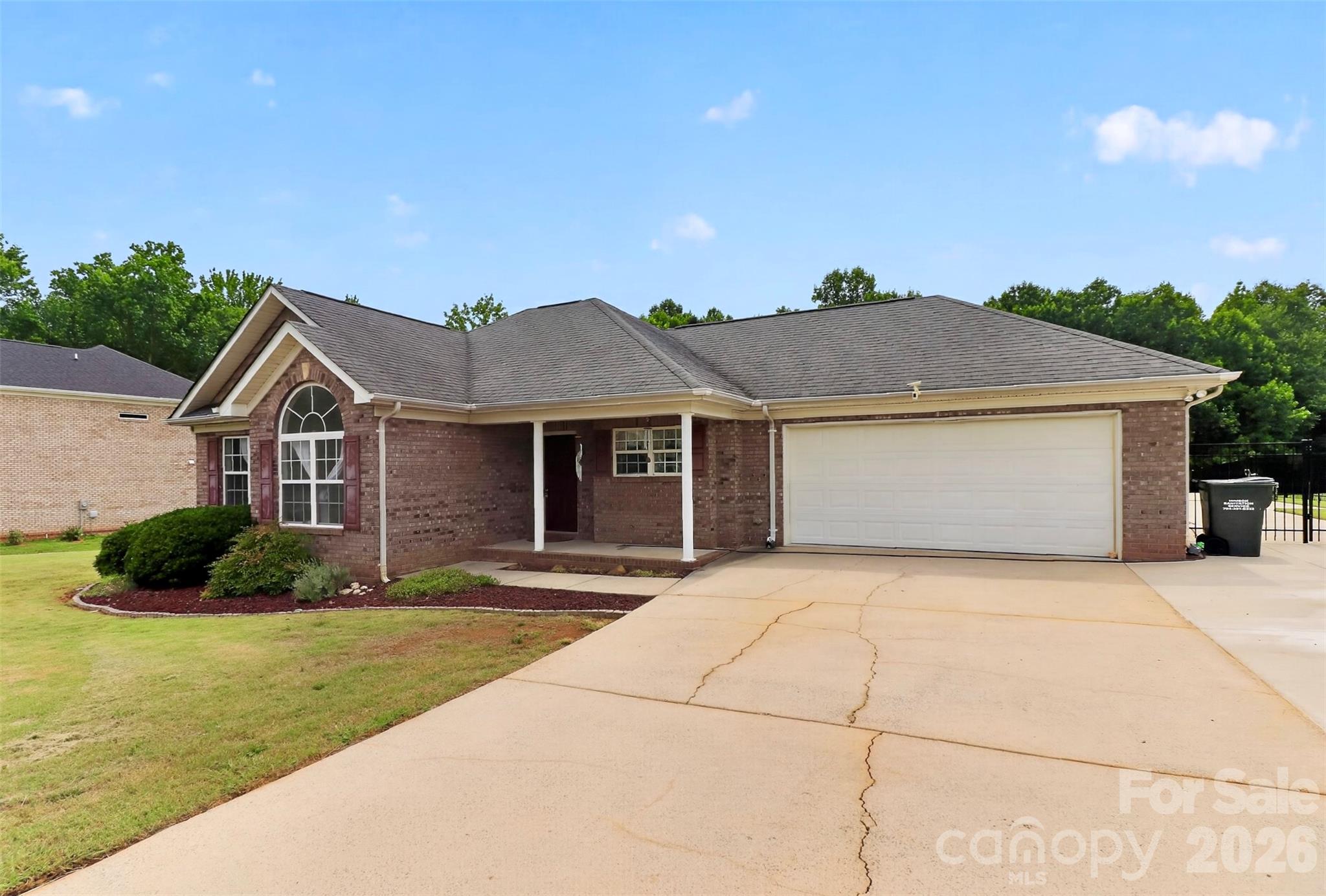 2823 Gourdvine Drive Property Photo 2