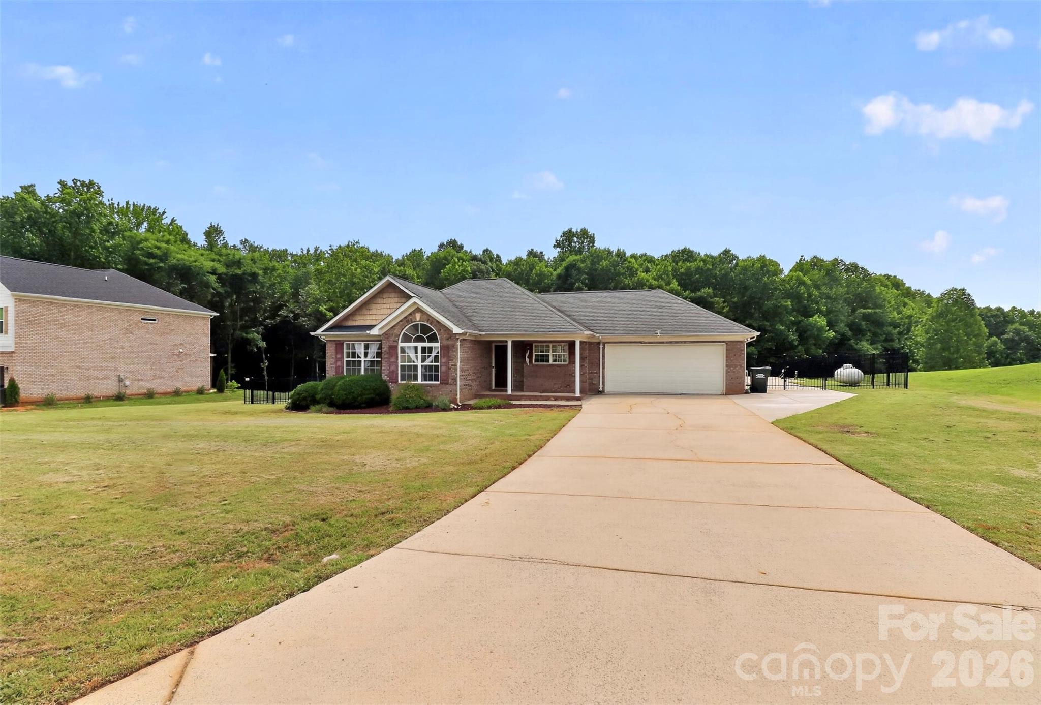 2823 Gourdvine Drive Property Photo 3