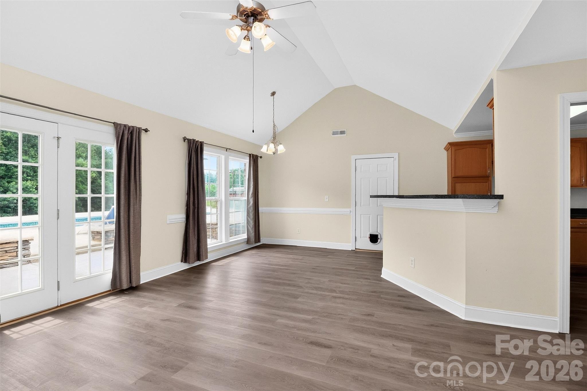 2823 Gourdvine Drive Property Photo 9